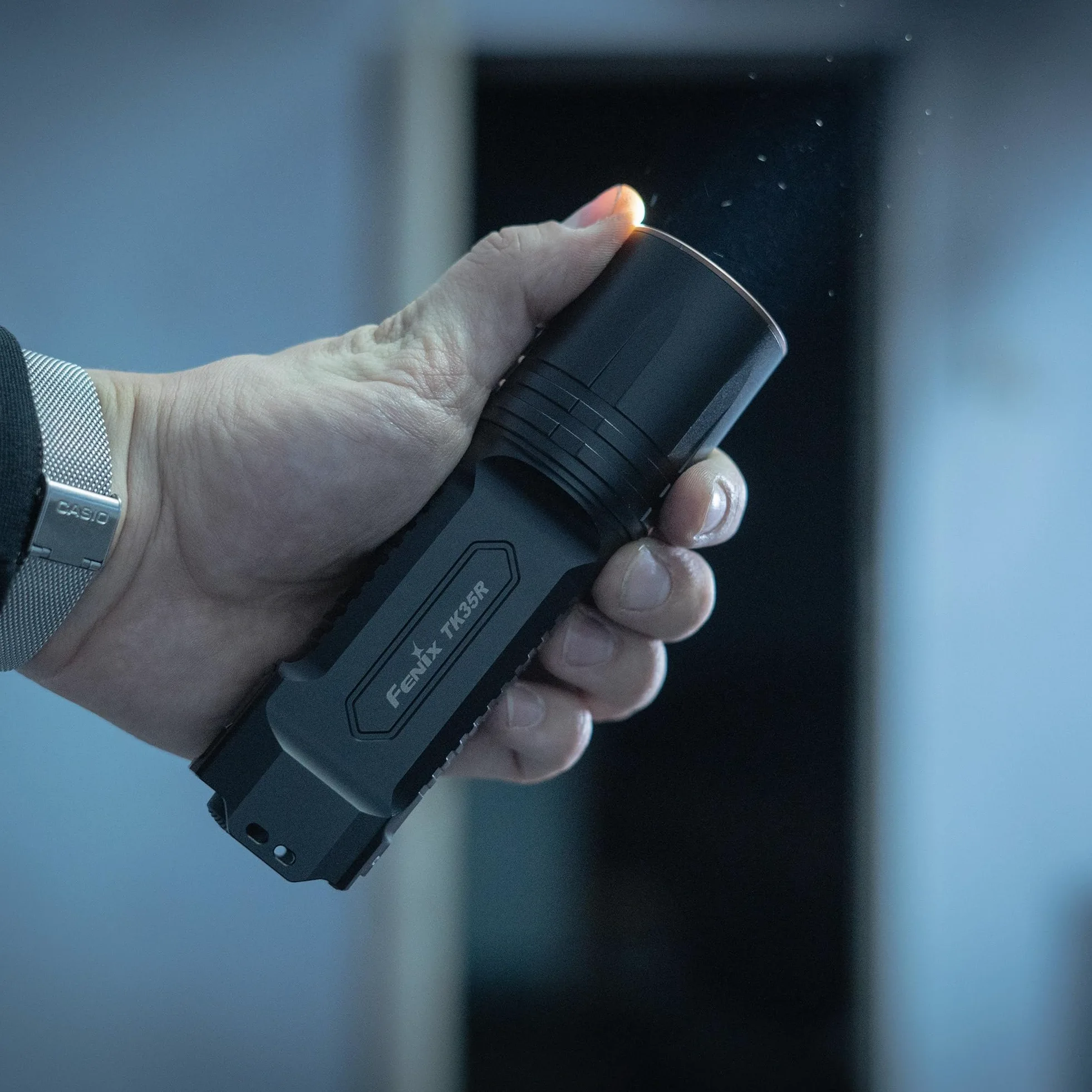 Fenix TK35R - Torcia ricaricabile per esterni e di sicurezza, 5800 lumen, 610 m, 105 ore massime, interruttore posteriore FlexiSensa, illuminazione UV a 2 livelli, copertura porta scorrevole, IP68