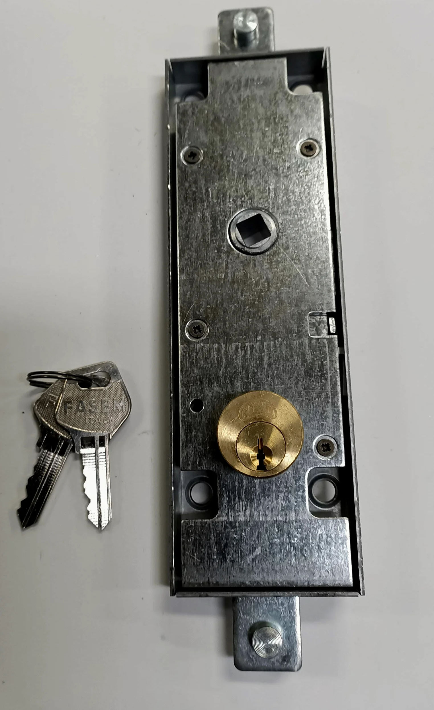 Serratura FASEM 124 per basculante a 2 CHIUSURE con leva interna cilindro tondo d. 25 x 15