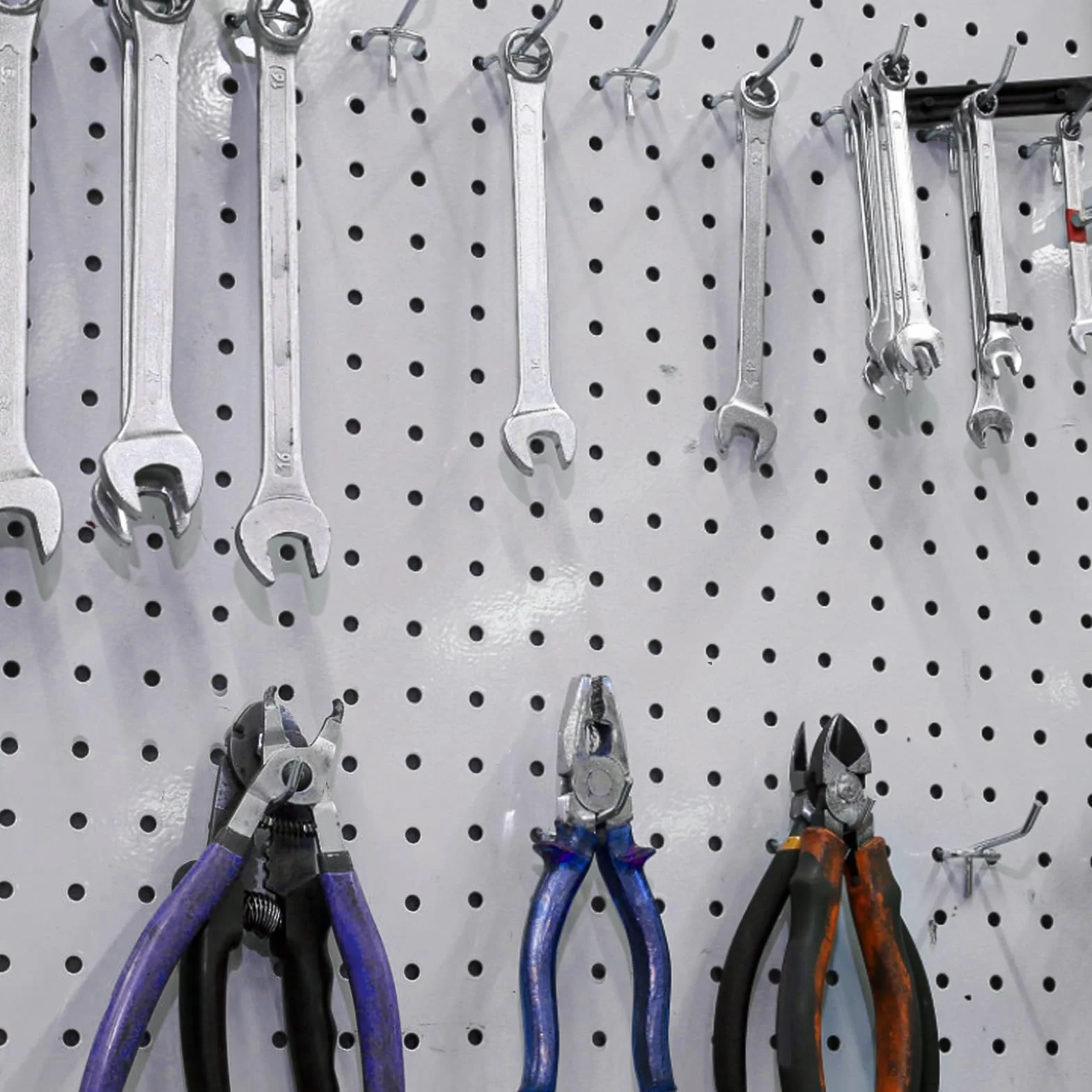 efuturetime 100 ganci per pannello perforati in due lunghezze (5 cm e 10 cm), ganci per mensole da cucina, supermercati, rack per attrezzi