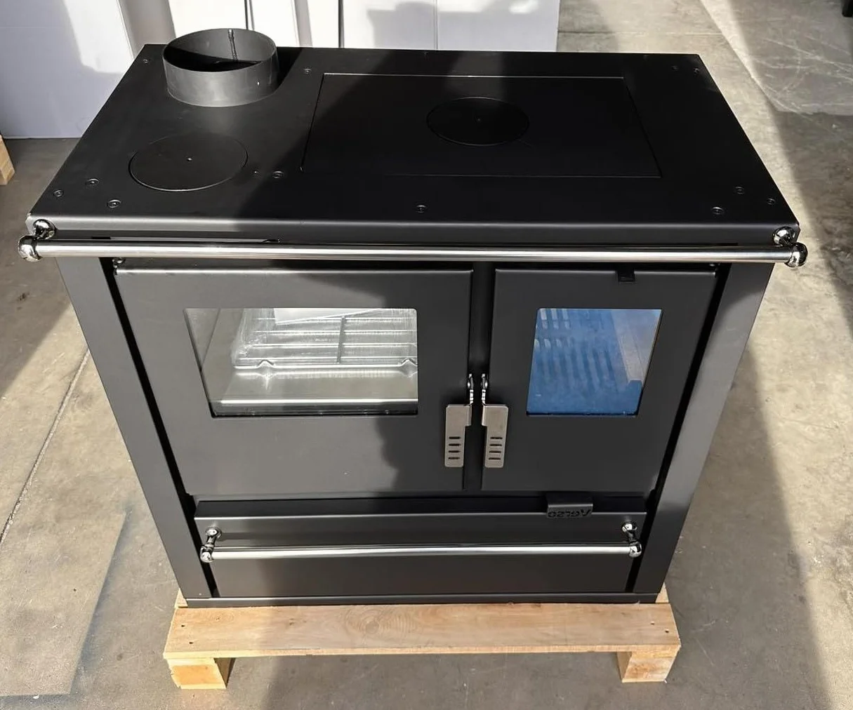 ЕЕЕК А+ Stufa a legna Verso Cs Plus Inox sinistra con 7,7 kW di potenza, ampio vano cottura e design robusto in acciaio inox [