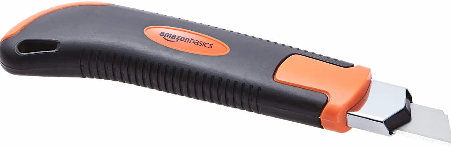 Amazon Basics Taglierino Retrattile con Lama Bloccabile, 10 Lame di Ricambio, Arancione/Nero