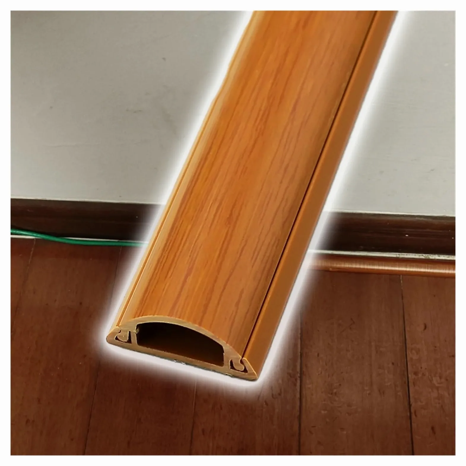 Passacavi Copricavi Autoadesivo in PVC, Nasconde I Cavi Esposti per Evitare di Inciampare, Canale di Gestione dei Cavi Facile da Installare(Model A,L-1m/3.3ft)