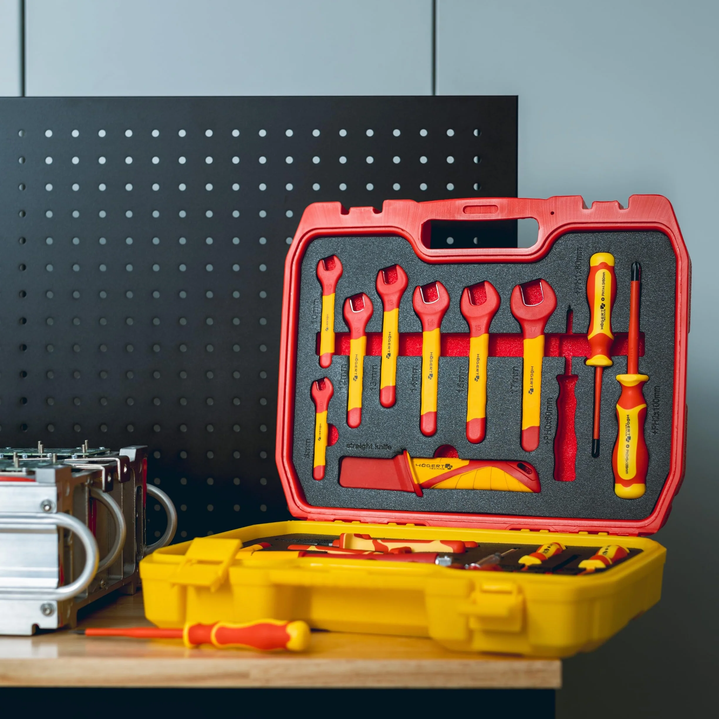 HÖGERT TECHNIK Set 25 narzędzi elektryka izolowanych 1000 V, śrubokręty płaskie i krzyżowe, szczypce, próbnik napięcia, walizka plastikowa