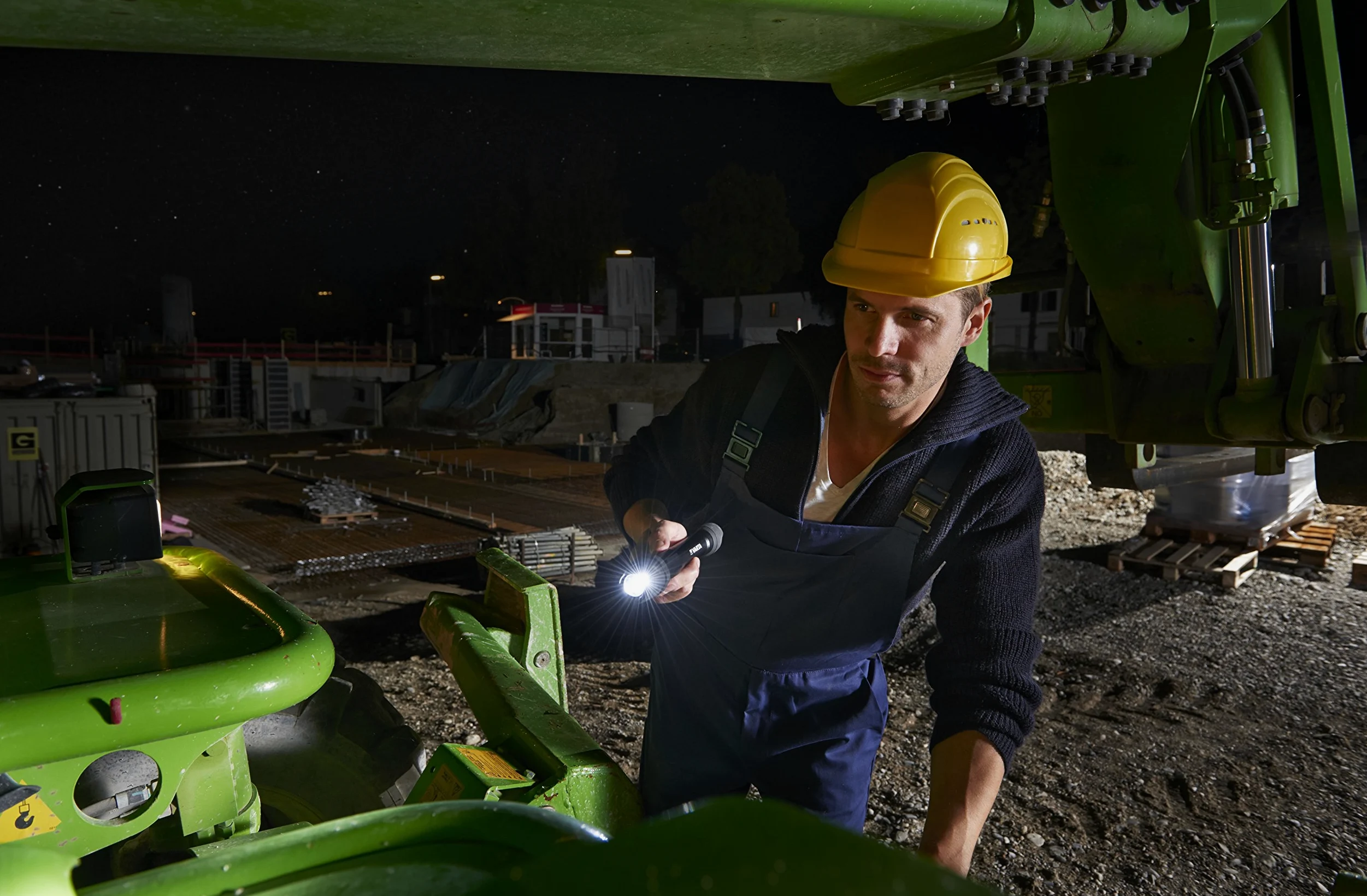 Varta 18701 Torcia LED a Mano Indestructible Flashlight F20, 1 Watt, 2 pile Stilo AA Longlife Power Incl, 170 Lumen corpo alluminio resistente a urti, cadute 4mt, acqua IPX4, per attività Outdoor e Professionali, gancio integrato