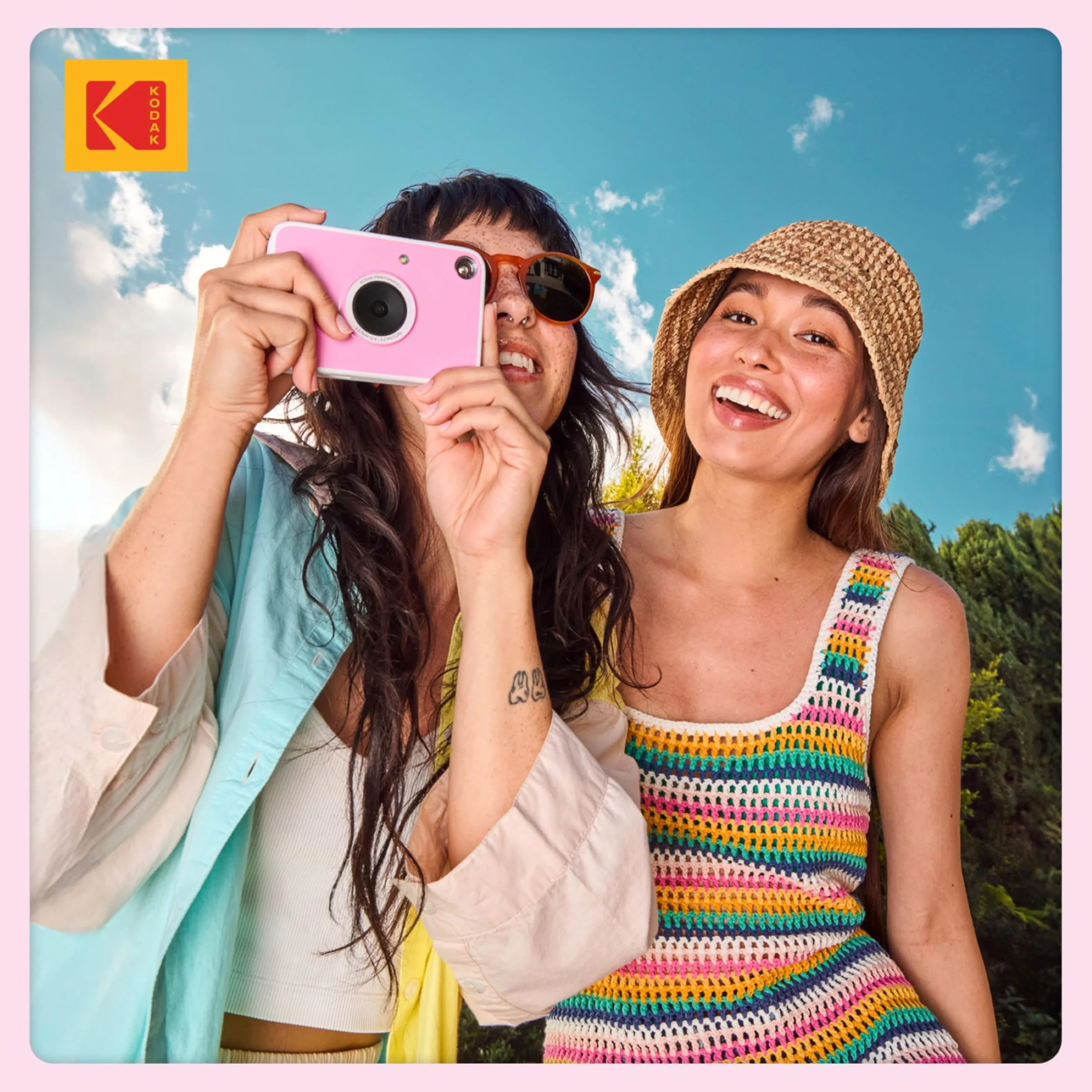 KODAK Printomatic+ Fotocamera Istantanea 10MP Kit Iniziale (Rosa) con Custodia, RGB LED e Carta Adesiva Zink 20pz – Rosa