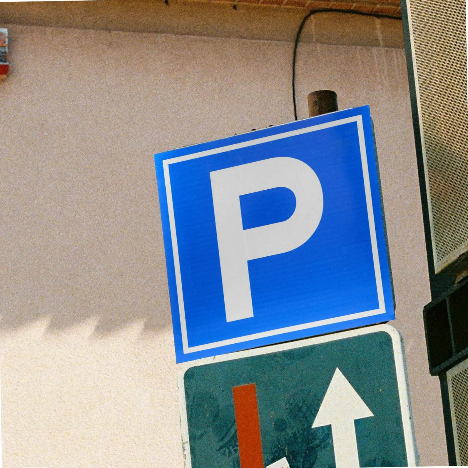 Cartello di Sicurezza Simbolo P in Lega di Alluminio Blu per Parcheggio | Uso per Aree di Sosta e Spazi Segnaletica Chiara, Installazione Semplice, Visibilità Elevata
