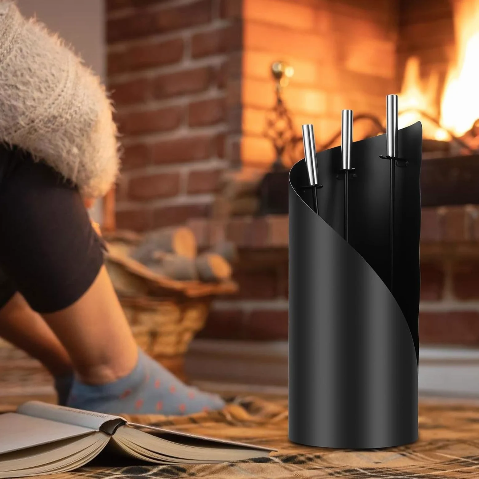 Set di 4 attrezzi per caminetto con attizzatoio, spazzola, pala e supporto, in ferro battuto, resistente al calore, decorazione per la casa e il camino