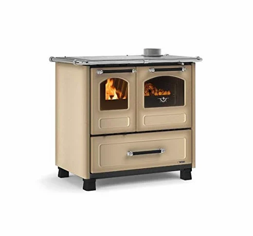 Nordica FAMILY 4,5 Dx Rivestimento esterno in acciaio porcellanato. Porta fuoco panoramica con doppio vetro. Forno smaltato da 41 litri con porta a doppio vetro. Telaio in ghisa vetrificata. Centrino