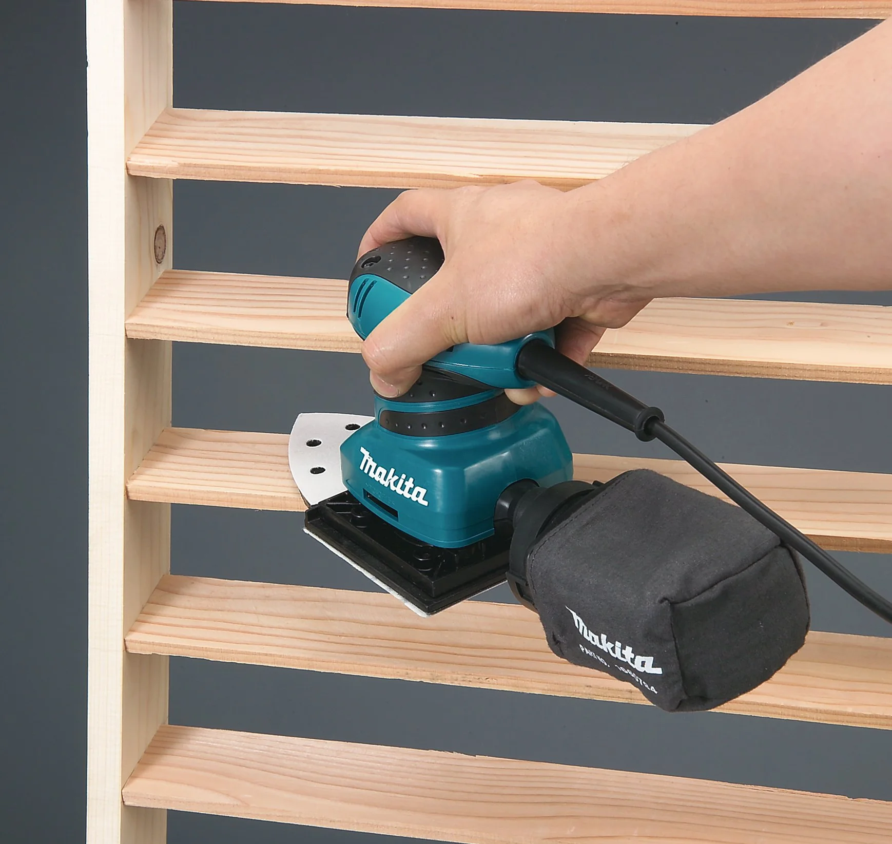 Makita Levigatrice orbitale a base quadrata velcrata 200 W BO4565J