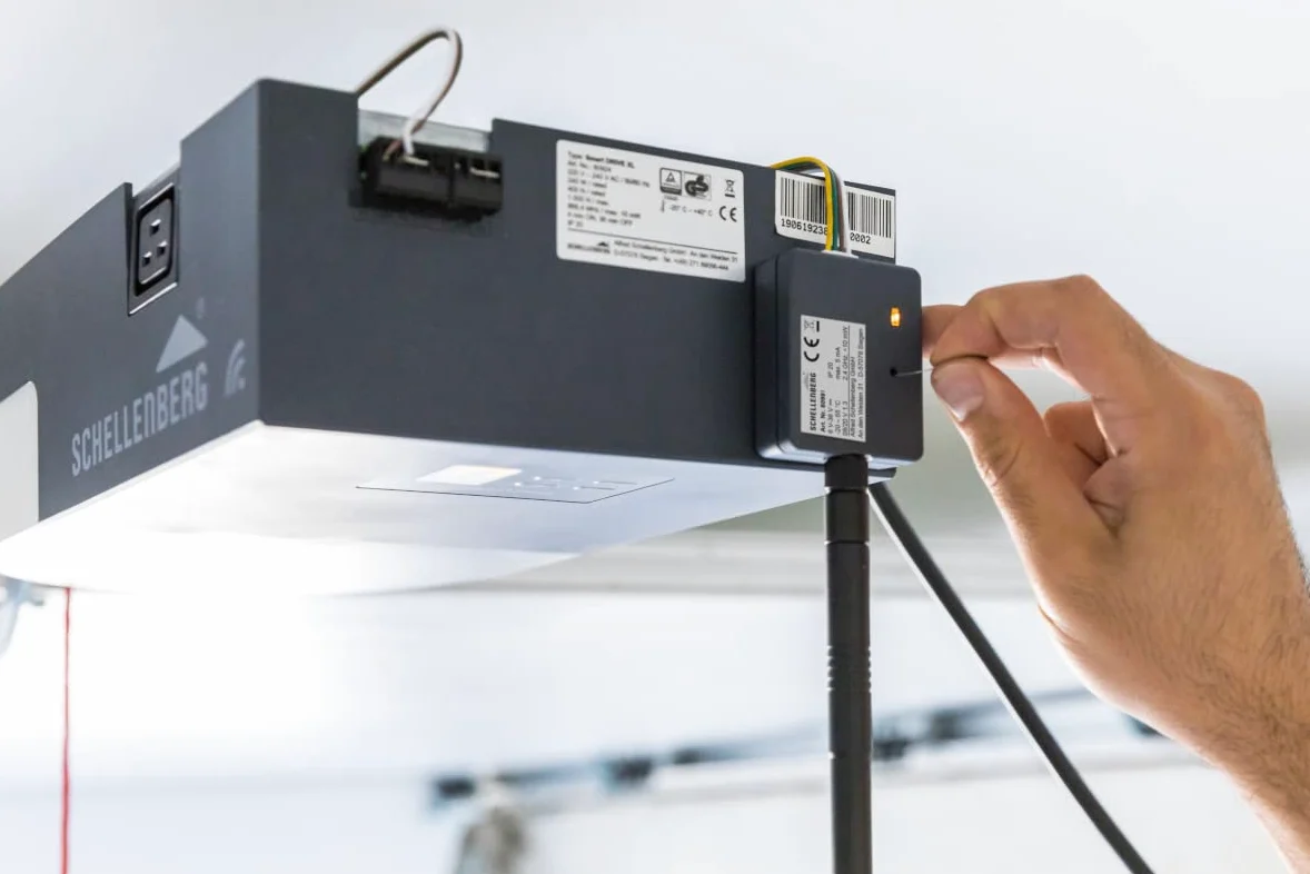Schellenberg 60991 Apricancello smart PLUS apriporta universale per garage da smartphone con alimentazione esterna e LED, Antracite