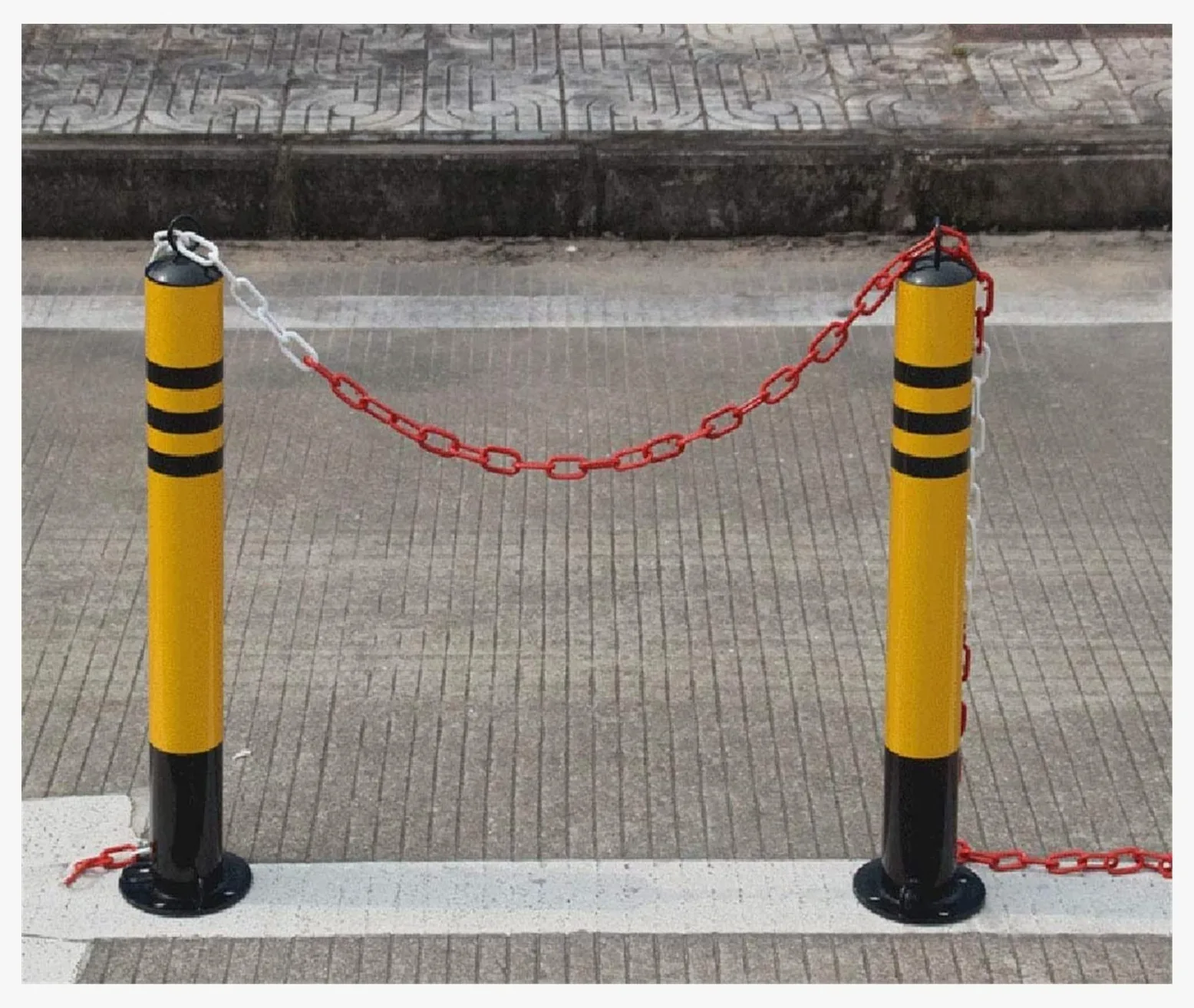 Paletti di Sicurezza per vialetti d'accesso e Set di Catene in plastica da 5 m, paletti di parcheggio con Anello di Sospensione e Nastro Riflettente, Base Mobile