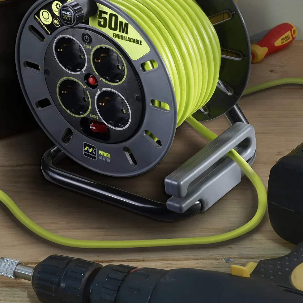 Masterplug Pro-XT Cavo di prolunga a quattro prese aperto con impugnatura di avvolgimento, taglio termico e interruttore di alimentazione, cavo ad alta visibilità da 50 metri