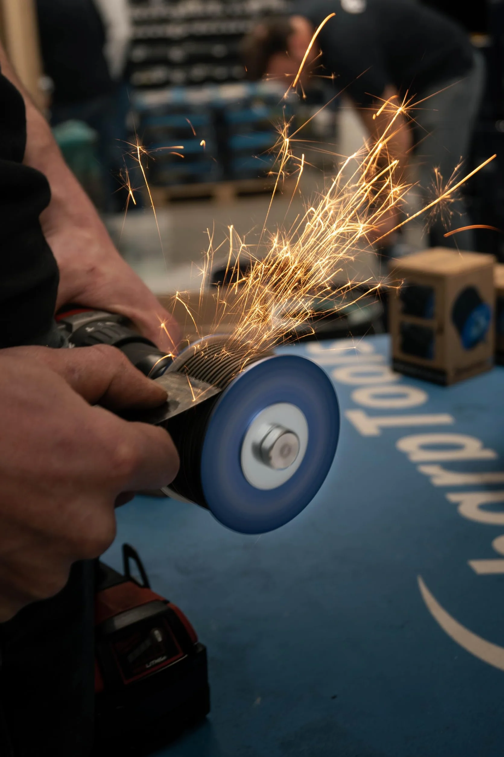 SharpTool 1.0 XL Lama Affilatrice per Multitool - Accessorio per Utensili Oscillanti Multifunzione per Affilare Lame da Taglio a Immersione - Affilatore per Lame da Trapano - 68 mm