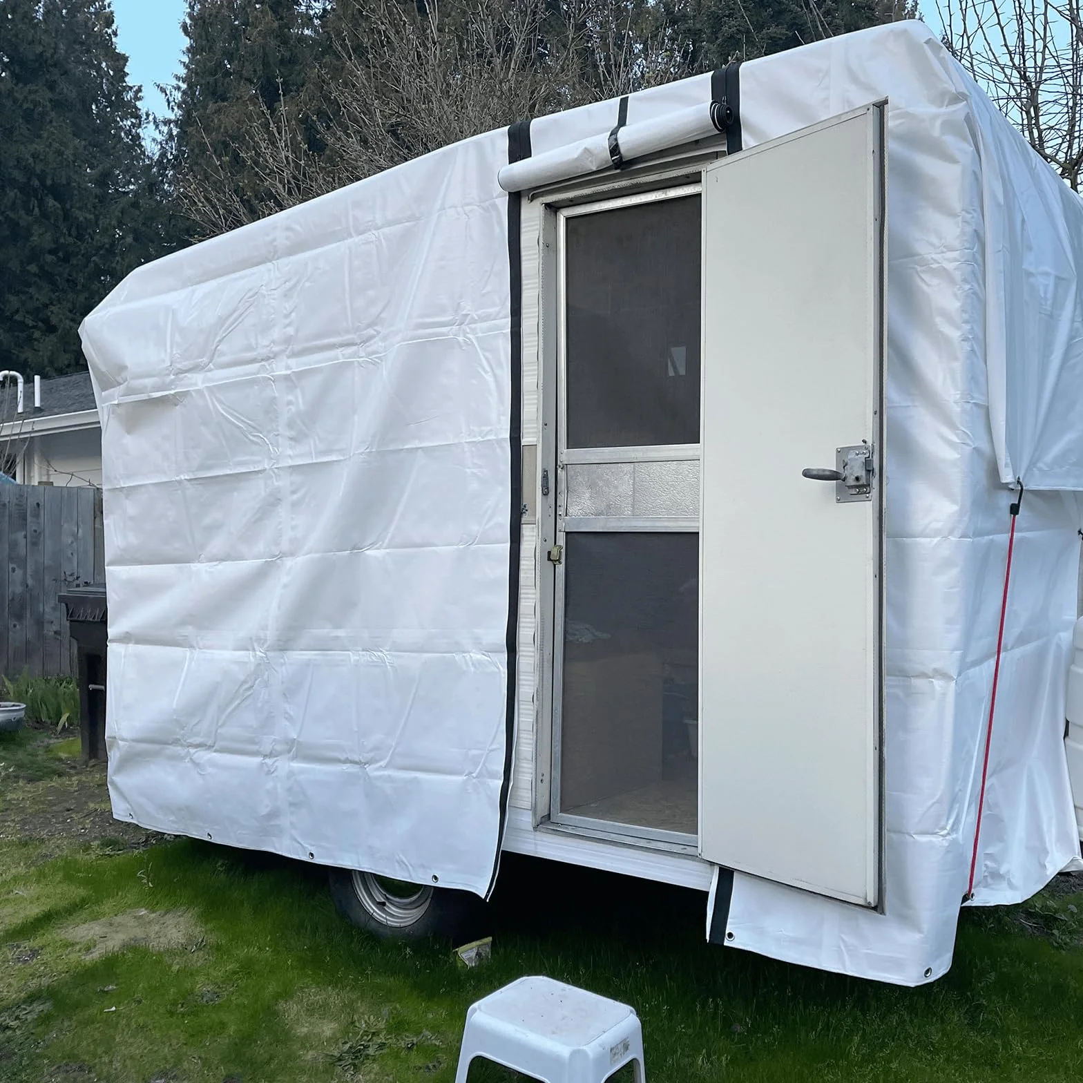 Bianco Telo Impermeabile Esterno, Telone Occhiellato Impermeabile in Polietilene, Telone Impermeabile per Esterno, Giardino, Gazebo, Campeggio, Piscina, Auto, Barche, Legno, 2x3m