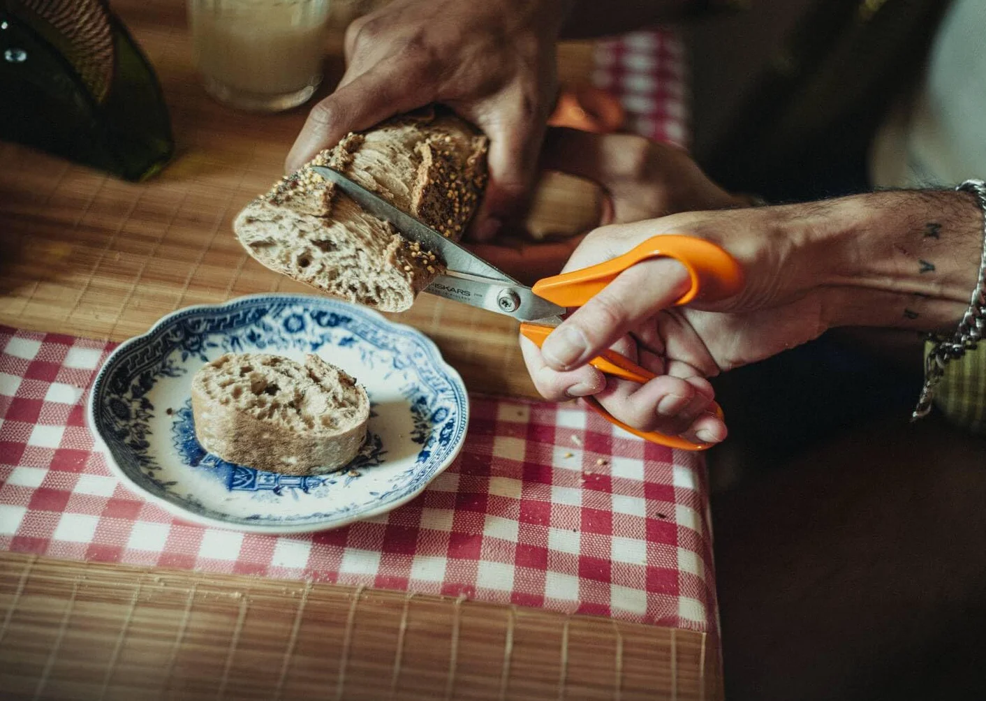 Fiskars Classic, Forbici da Cucina Universali, Per Destrimani, Lunghezza Totale: 21 cm, Vite Torx, Impugnatura Ergonomica, Imballaggio Sostenibile, Acciaio/Plastica di Qualità, Arancione, 1075031