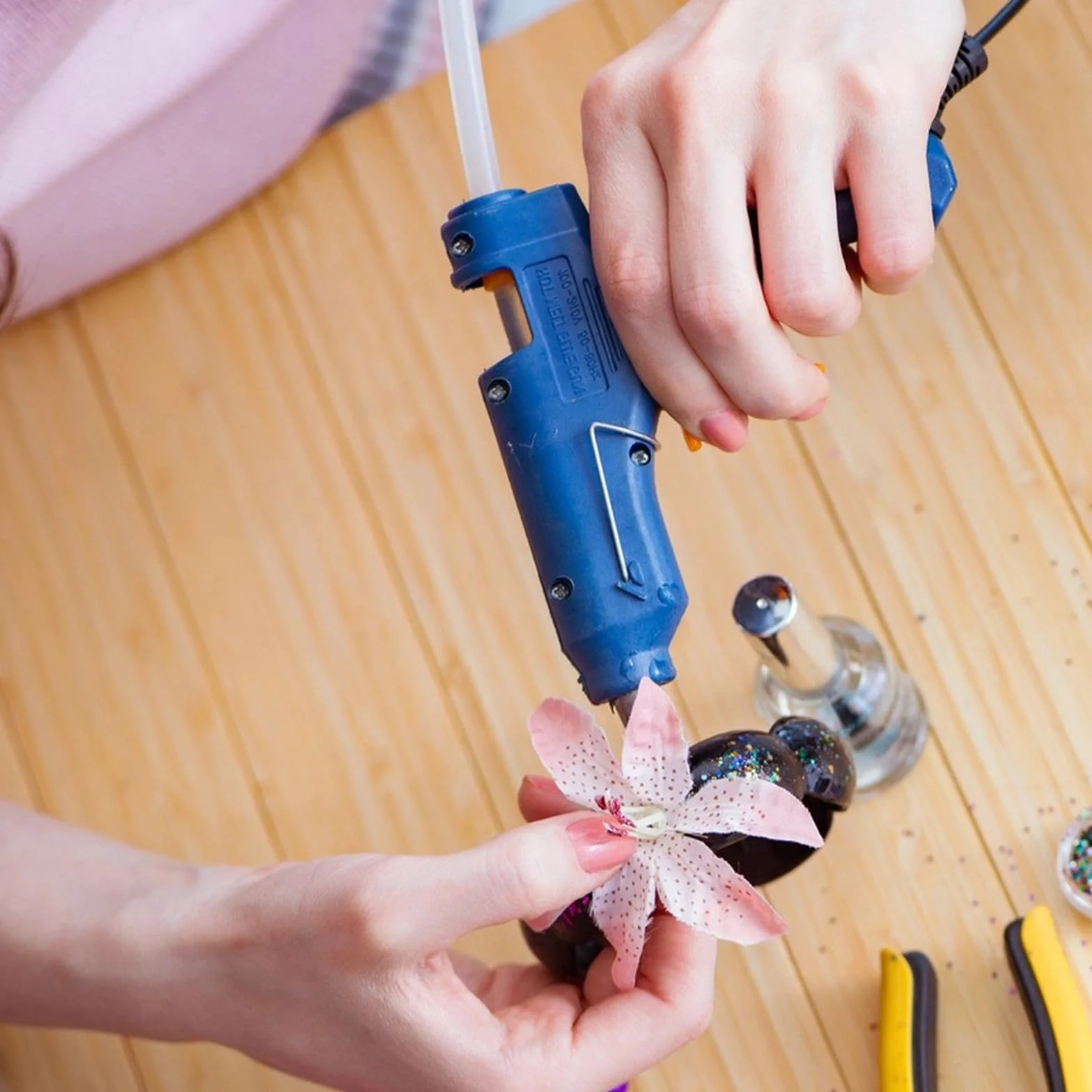 Colla a Caldo 100 Pezzi, Stick Trasparente per Pistola, Kit Bastoncini Asciugatura Rapida per Fai da Te e Riparazione