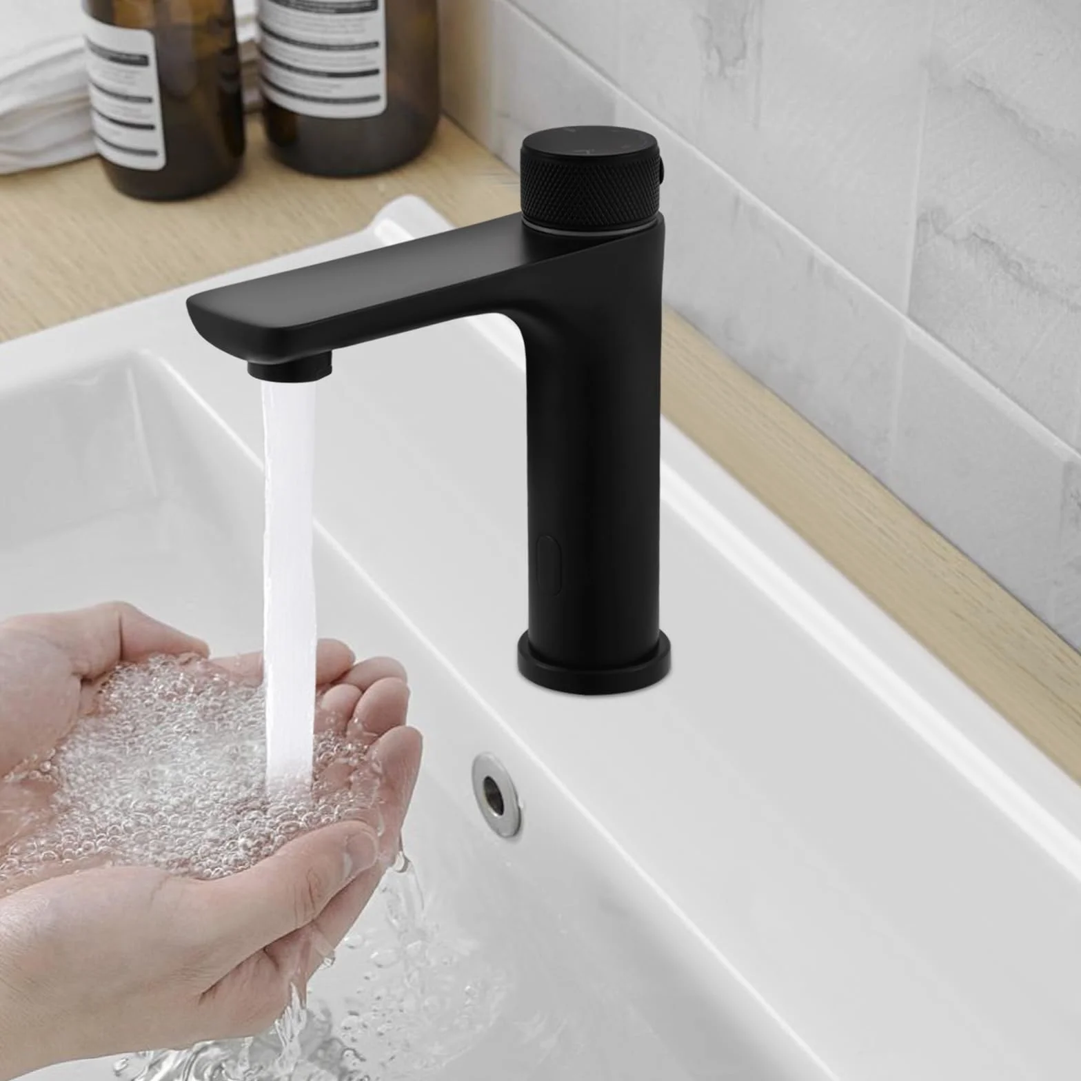 Rubinetto a infrarossi per bagno senza contatto nero