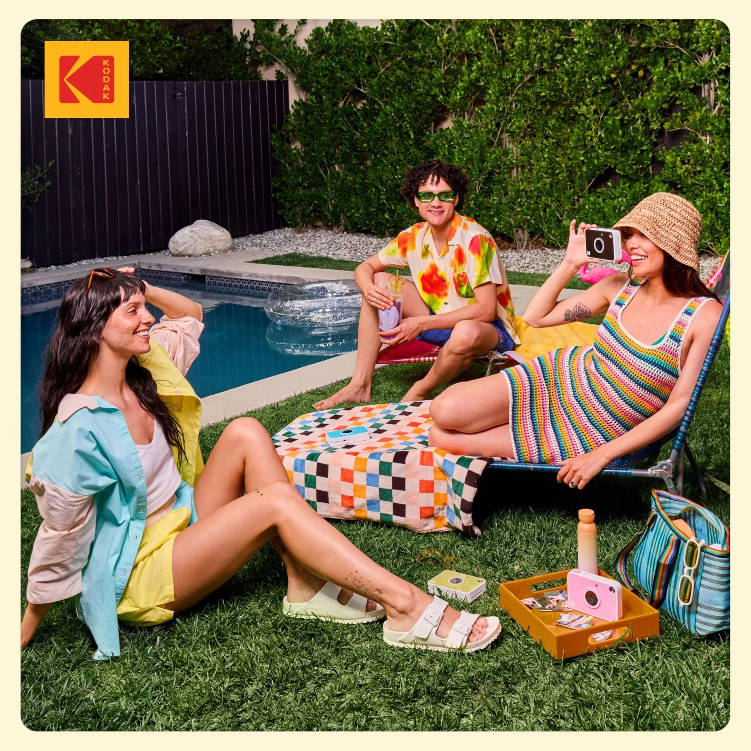 KODAK Printomatic+ Fotocamera Istantanea 10MP Kit Iniziale (Rosa) con Custodia, RGB LED e Carta Adesiva Zink 20pz – Giallo