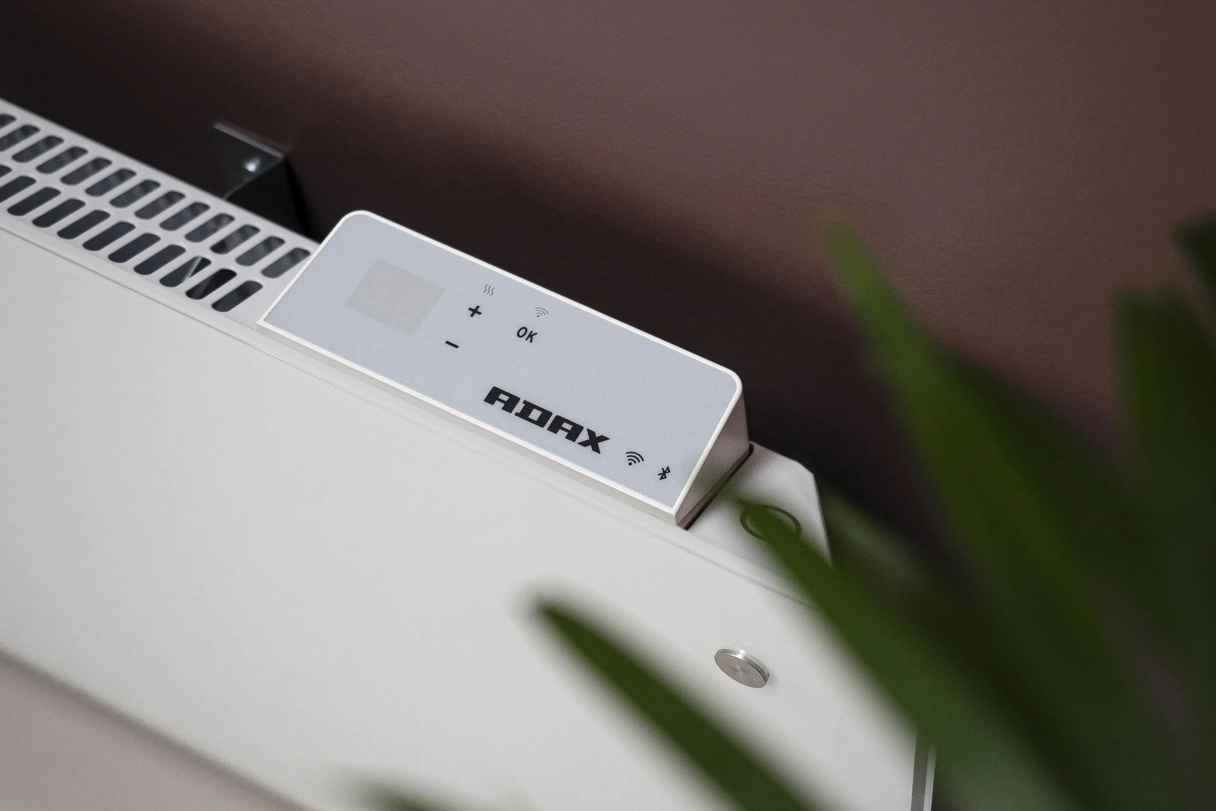 Adax CLea H - Convettore da parete Wifi con Termostato | Controllo smartphone | Termosifone Elettrico | Stufetta Elettrica Basso Consumo | Altezza 340 mm | Stufa Elettrica 400W | KWT Bianco | IP24C