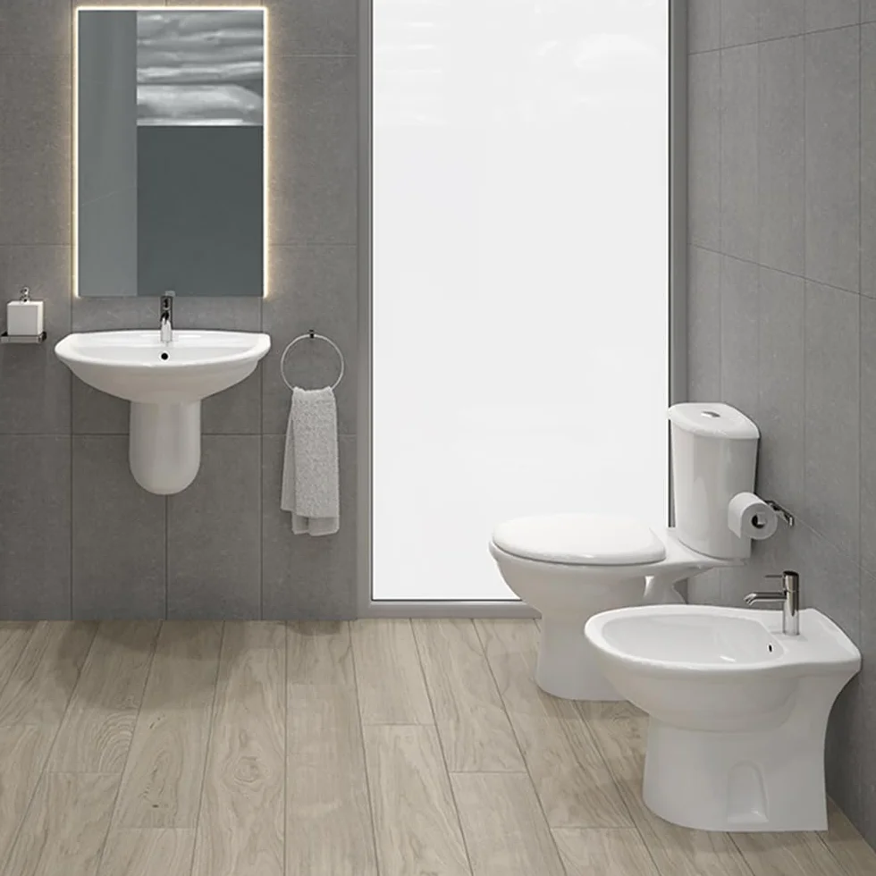 Vaso monoblocco tradizionale KARLA con scarico a pavimento e cassetta in ceramica, copriwc in termoindurente