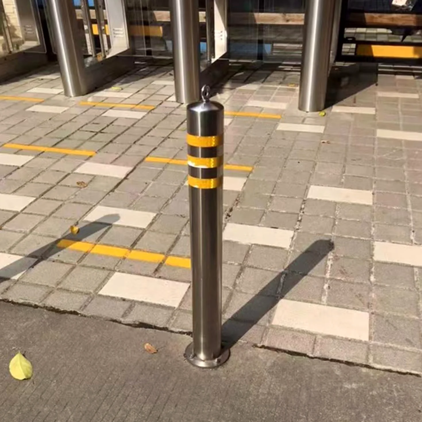Generico Palo di Sicurezza per vialetto in Acciaio Inox Resistente - Dissuasore di parcheggio Rotondo con barriera Riflettente, Altezza 650/800 mm, dissuasori di Sicurezza durevoli per la Protezione