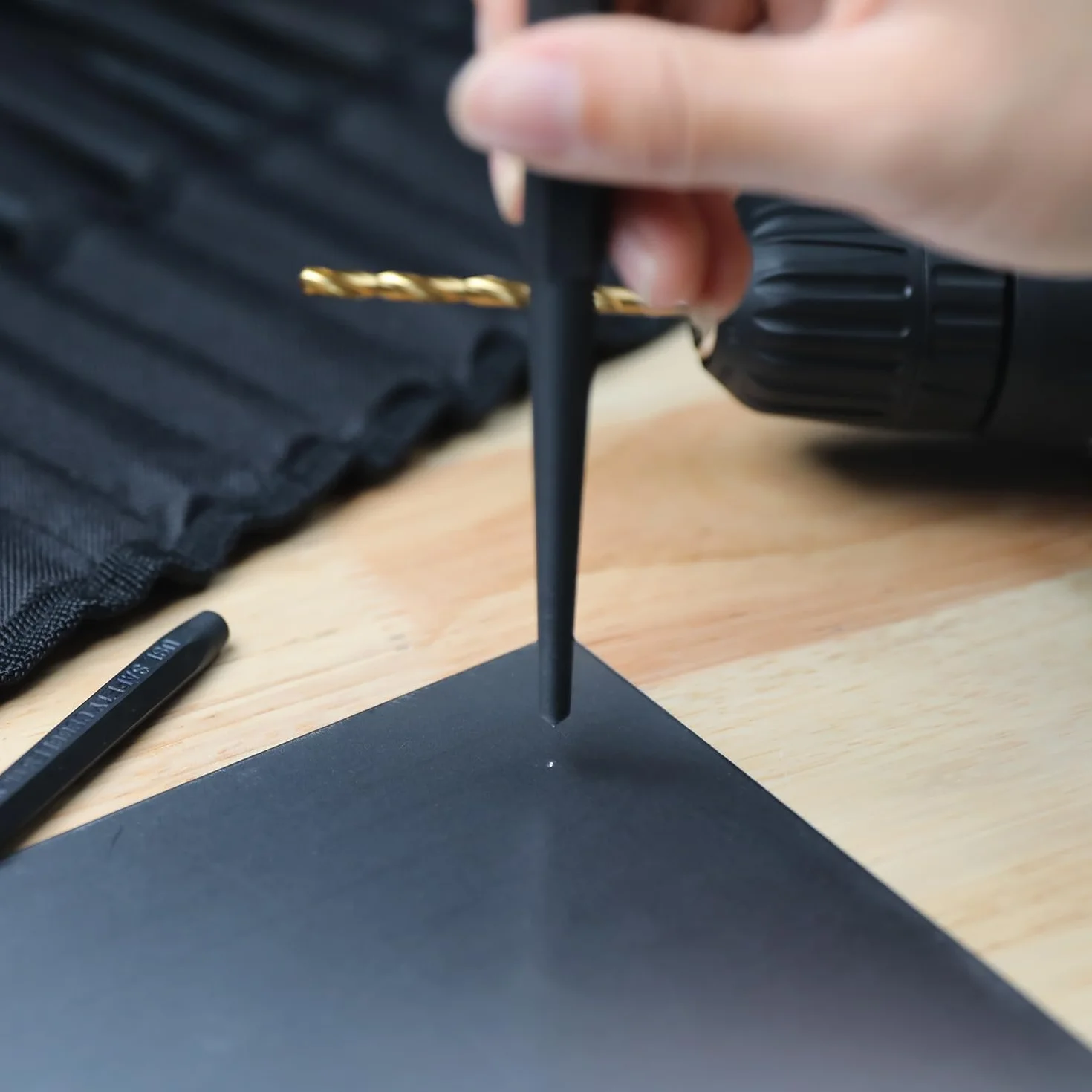 Amazon Basics Set di 16 punzoni e scalpelli in robusto acciaio al cromo vanadio con custodia