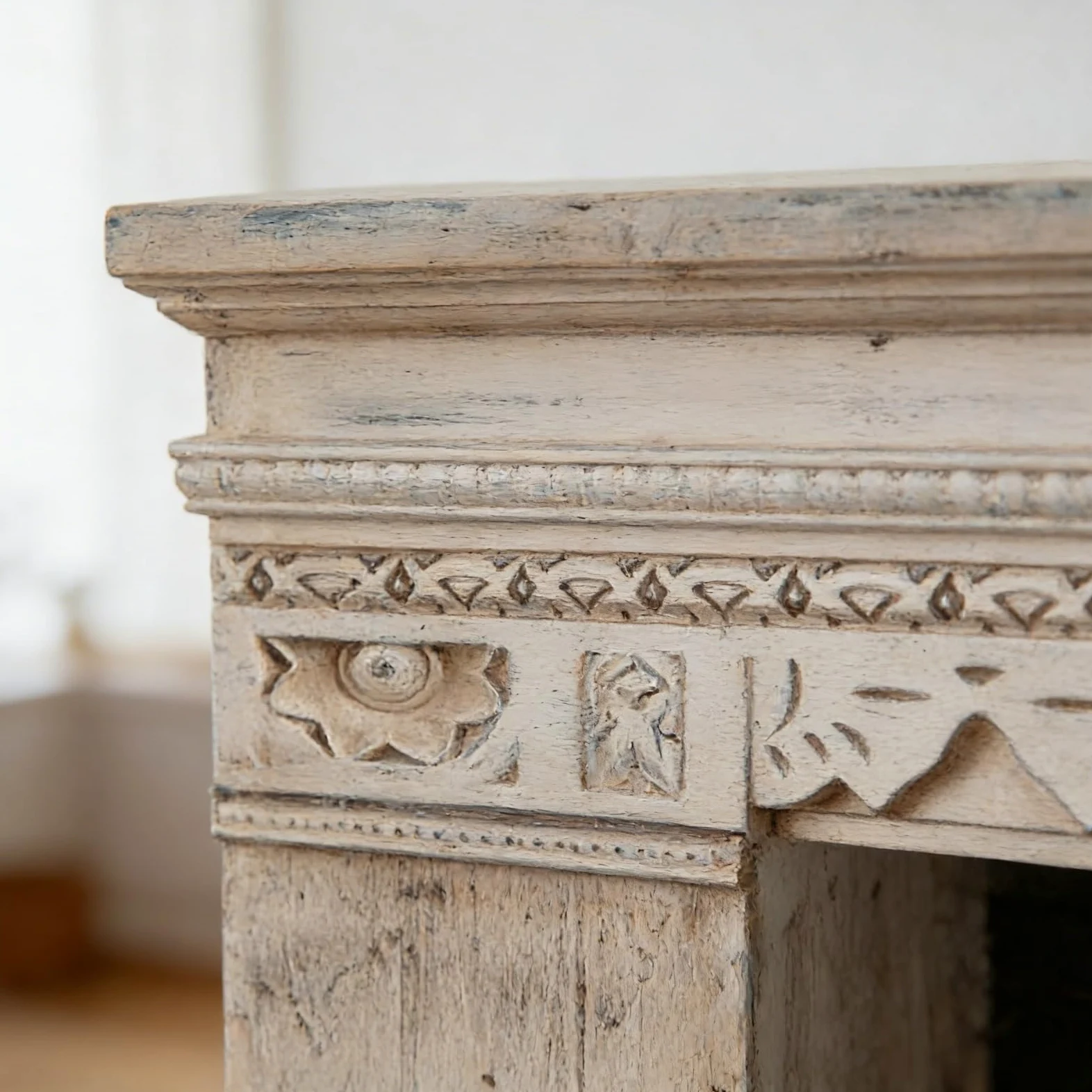 Cornice per caminetto Cornice for caminetto in legno invecchiato con cornice decorativa rustica in stile rustico