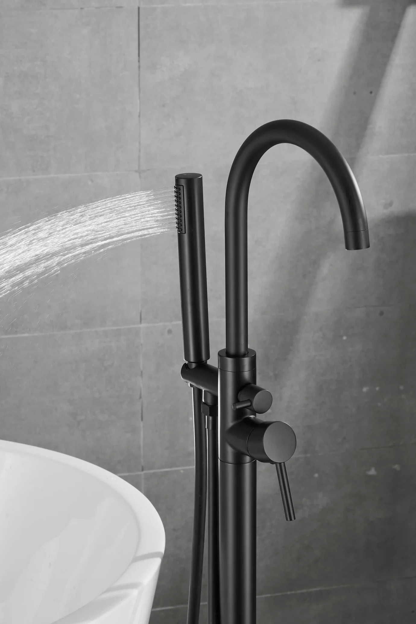 VALAZ Rubinetto Vasca Freestanding Nero Opaco | Rubinetto Vasca da Bagno Acqua Fredda e Calda, Risparmio Idrico | Installazione Facile e Veloce | Inox, Collo a Cigno Rotondo, serie Ebro