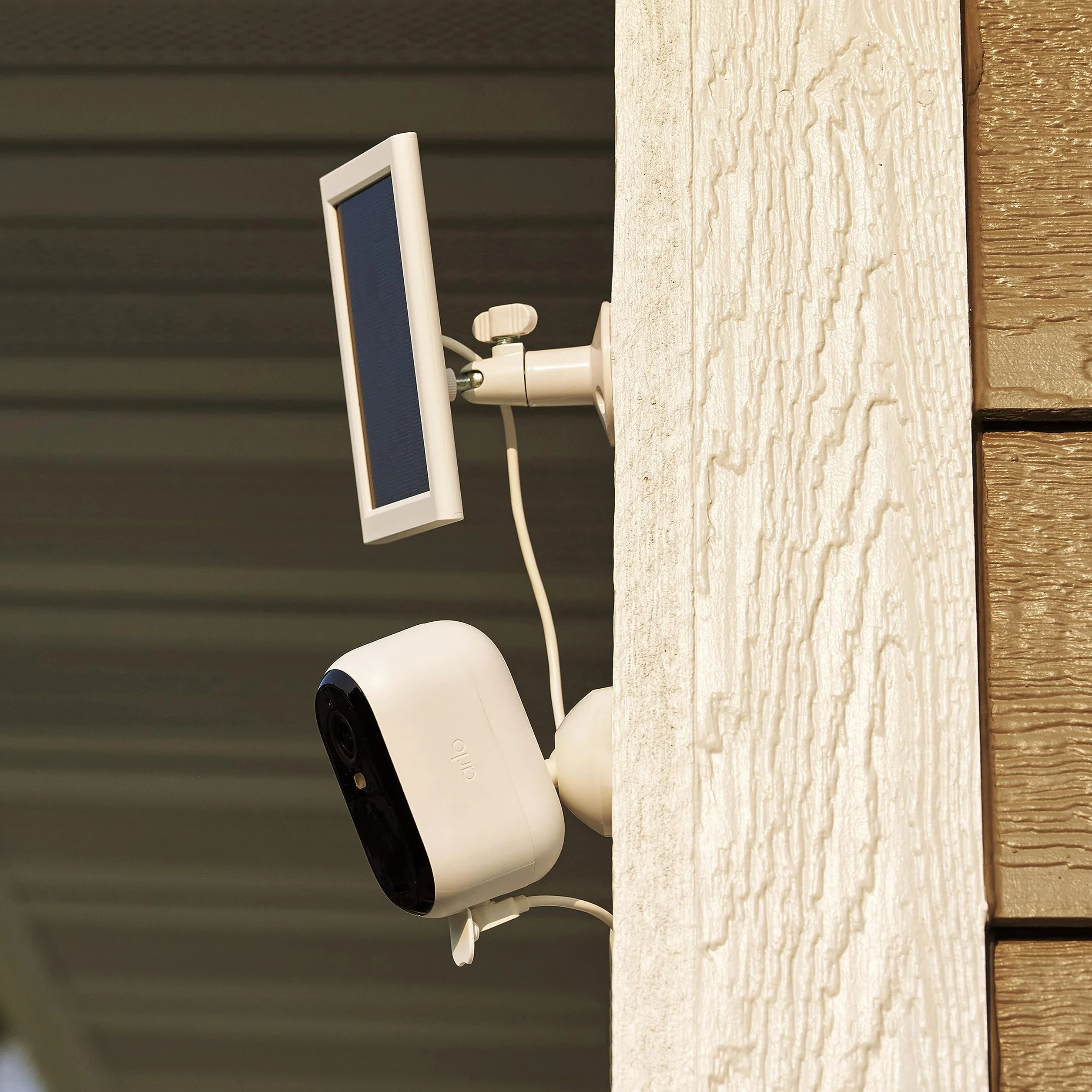 Arlo Essential 2 Pannello Solare Per Telecamera WiFi Esterno, Bianco, Compatibile Con Telecamera Arlo Essential HD +2K +XL, Pannello Solare Con Cavo Di Ricarica, Accessorio Certificato, VMA6600-10000S