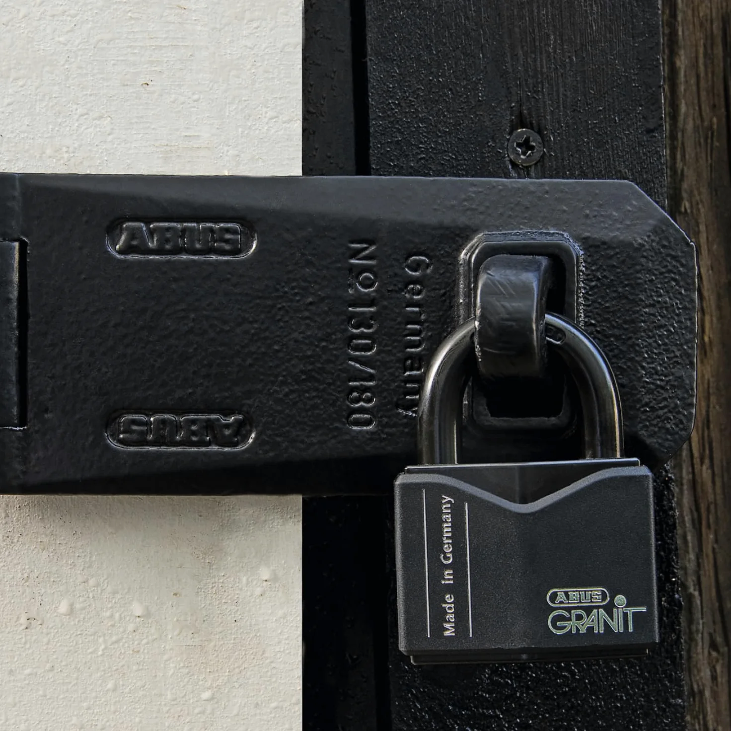 ABUS Lucchetto Granit 37/55 - Acciaio Temprato, Cilindro a Dischi, Nero | Livello di sicurezza 10, arco Ø 11 mm, rivestimento antiruggine Black Granit, peso 566 g, ideale per magazzini e impianti