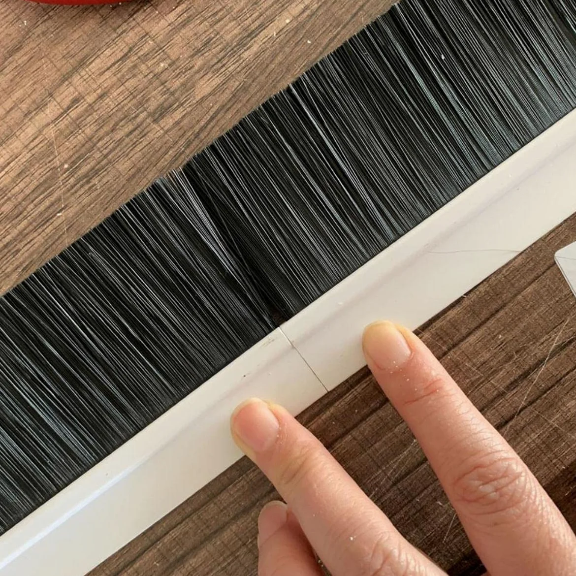Guarnizioni per porte Spazzola autoadesiva Staccabile Smontabile 15 mm 2 cm 25 mm 3 cm 35 mm 4 cm 5 cm 55 mm - 10 cm Bianco Marrone Grano di legno-Nero, supporto adesivo, 40 mm, 50 cm x 2 pezzi