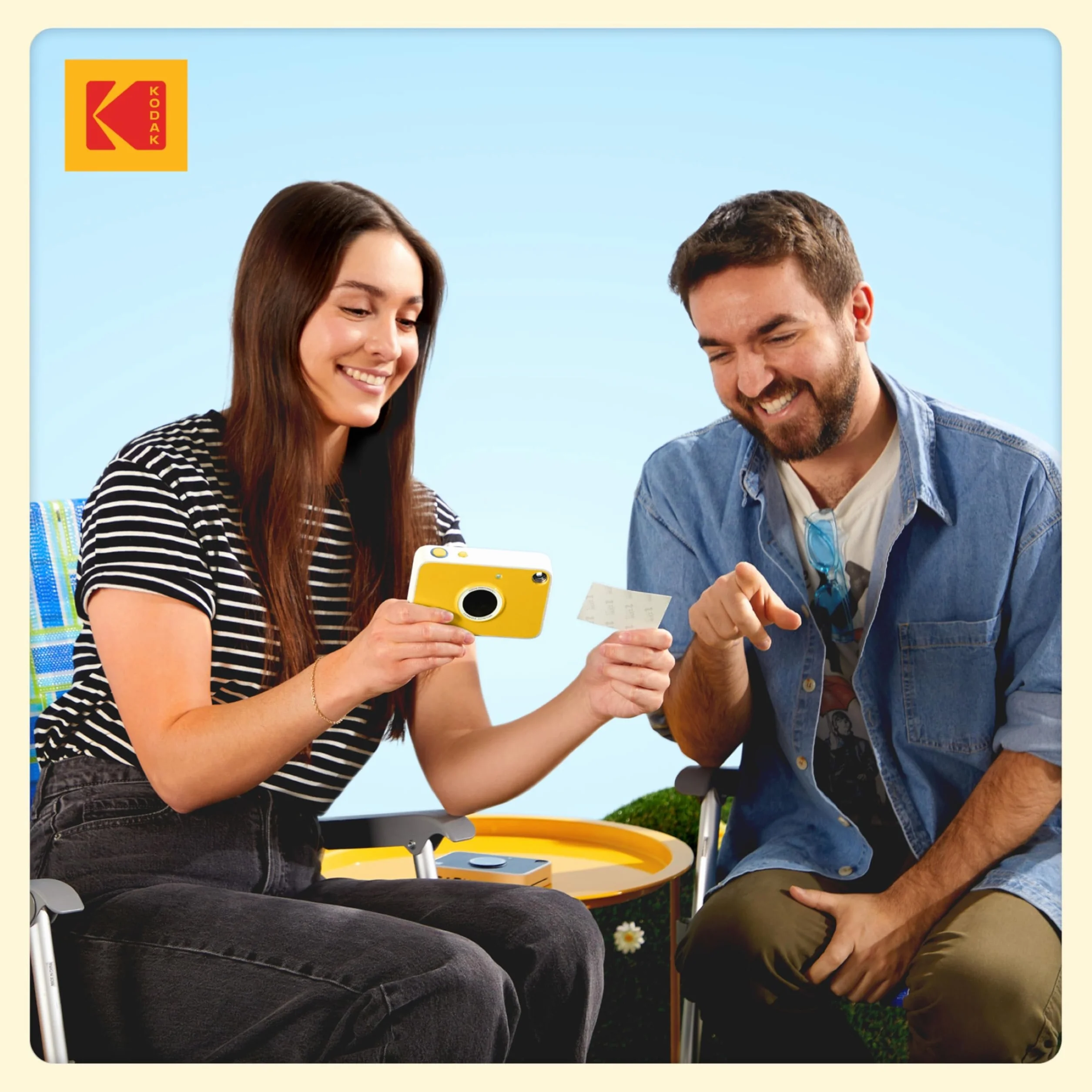 KODAK Printomatic+ Fotocamera Istantanea 10MP Kit Iniziale (Rosa) con Custodia, RGB LED e Carta Adesiva Zink 20pz – Giallo