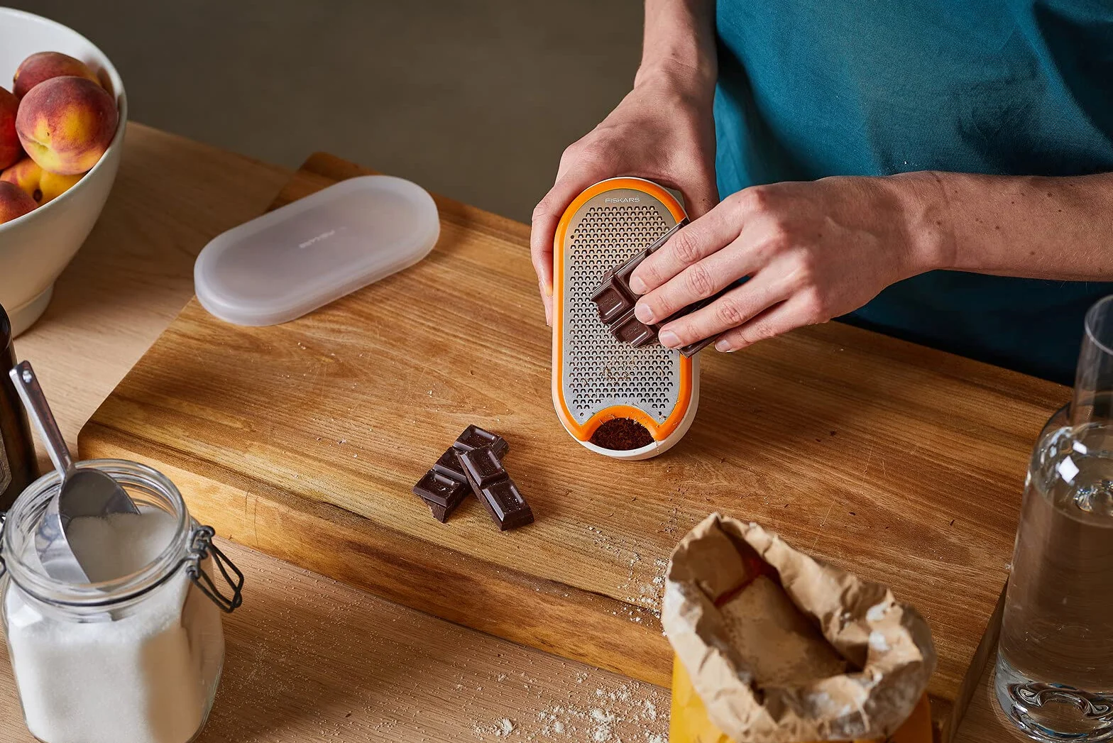Fiskars Grattugia con contenitore, 16,8 x 9,0 cm, Metallo/Plastica, Functional Form