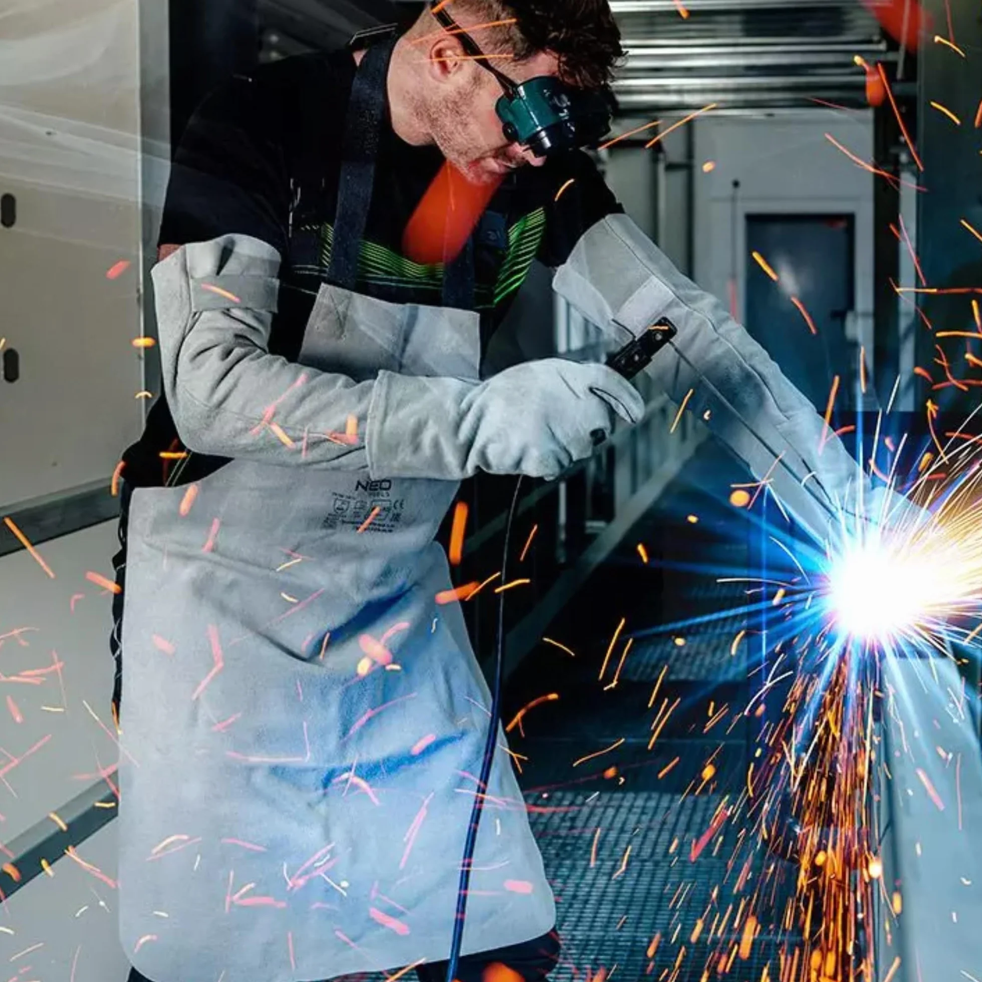 NEO TOOLS Grembiule da saldatura in pelle di alta qualità 60 x 90 cm Protezione robusta per lavori di saldatura Resistente al calore e ignifugo Cintura regolabile per collo e cintura in vita