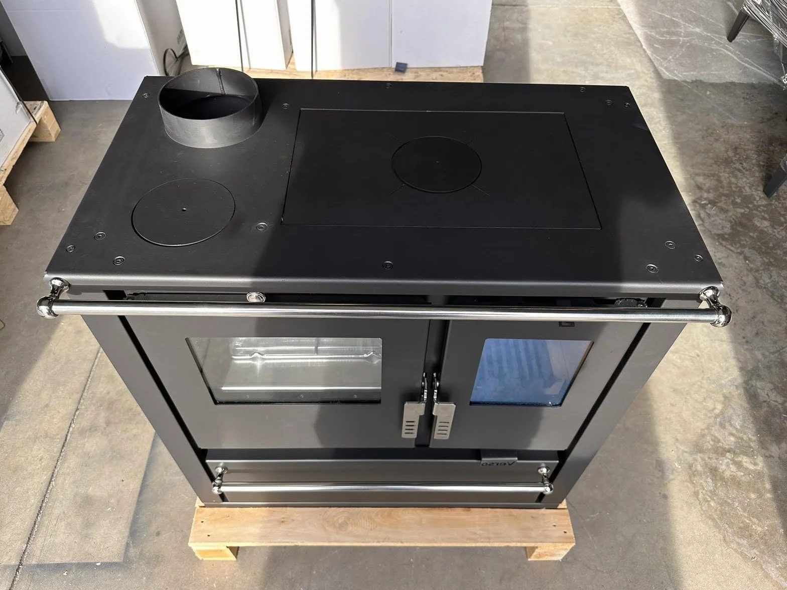 ЕЕЕК А+ Stufa a legna Verso Cs Plus Inox sinistra con 7,7 kW di potenza, ampio vano cottura e design robusto in acciaio inox [