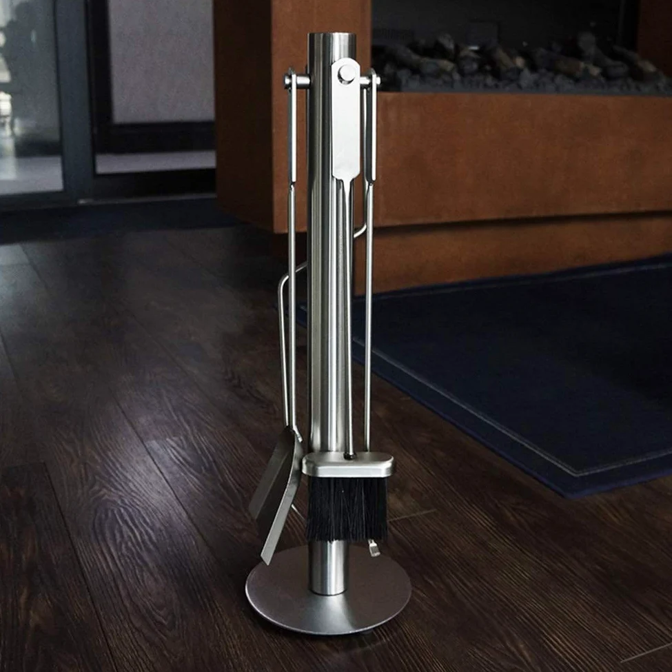 Set di 5 attrezzi da camino in acciaio inox con moderno supporto antiruggine resistente, include pala, spazzola, attizzatoio e pinze