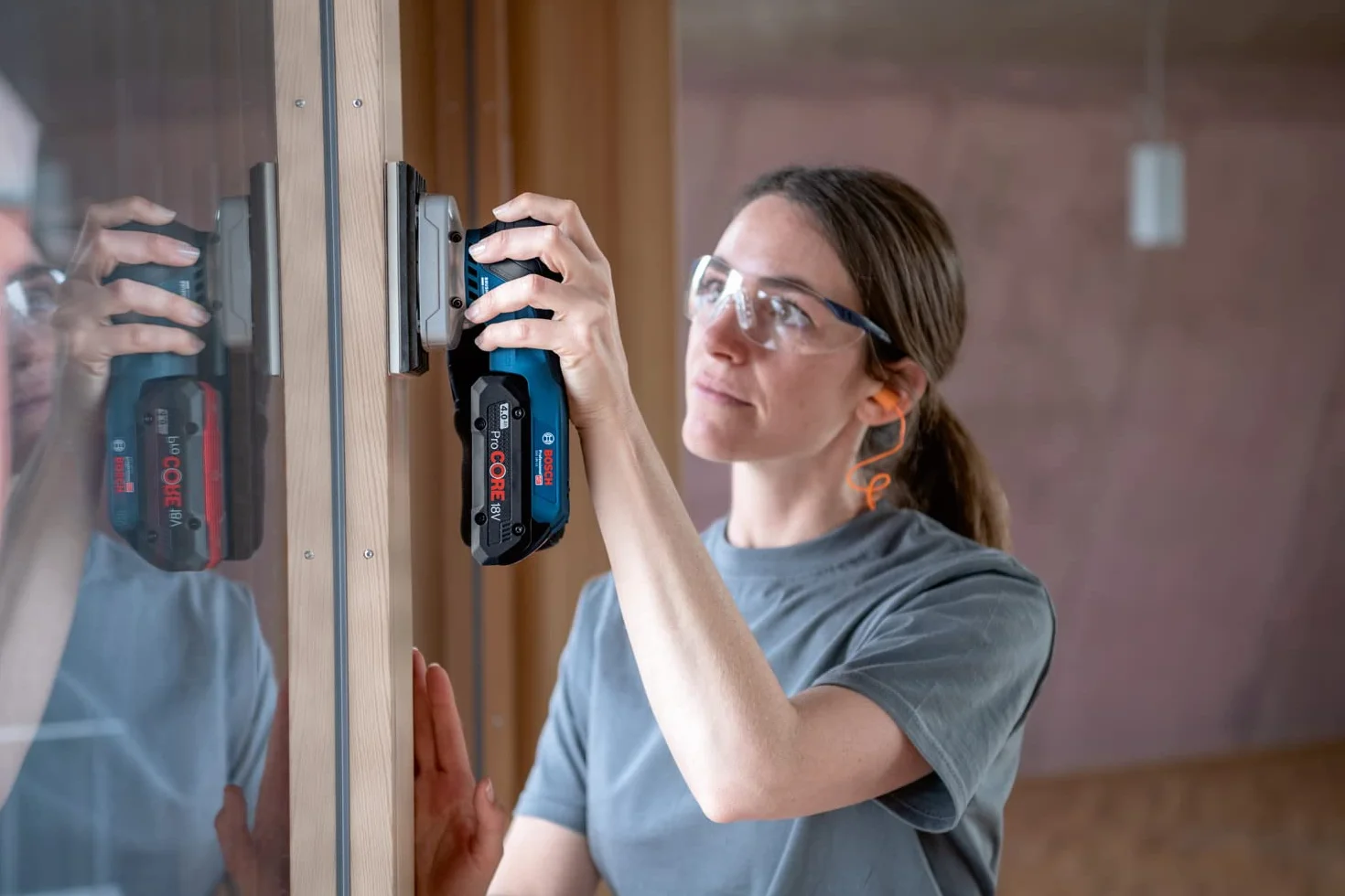 Bosch Professional 18V System Levigatrice orbitale a batteria GSS 18V-13 (motore brushless, sacchetto raccoglipol.,3 piastre abrasive,3 fogli abrasivi, piastra foracarta, L-BOXX, senza batt./caricab.)