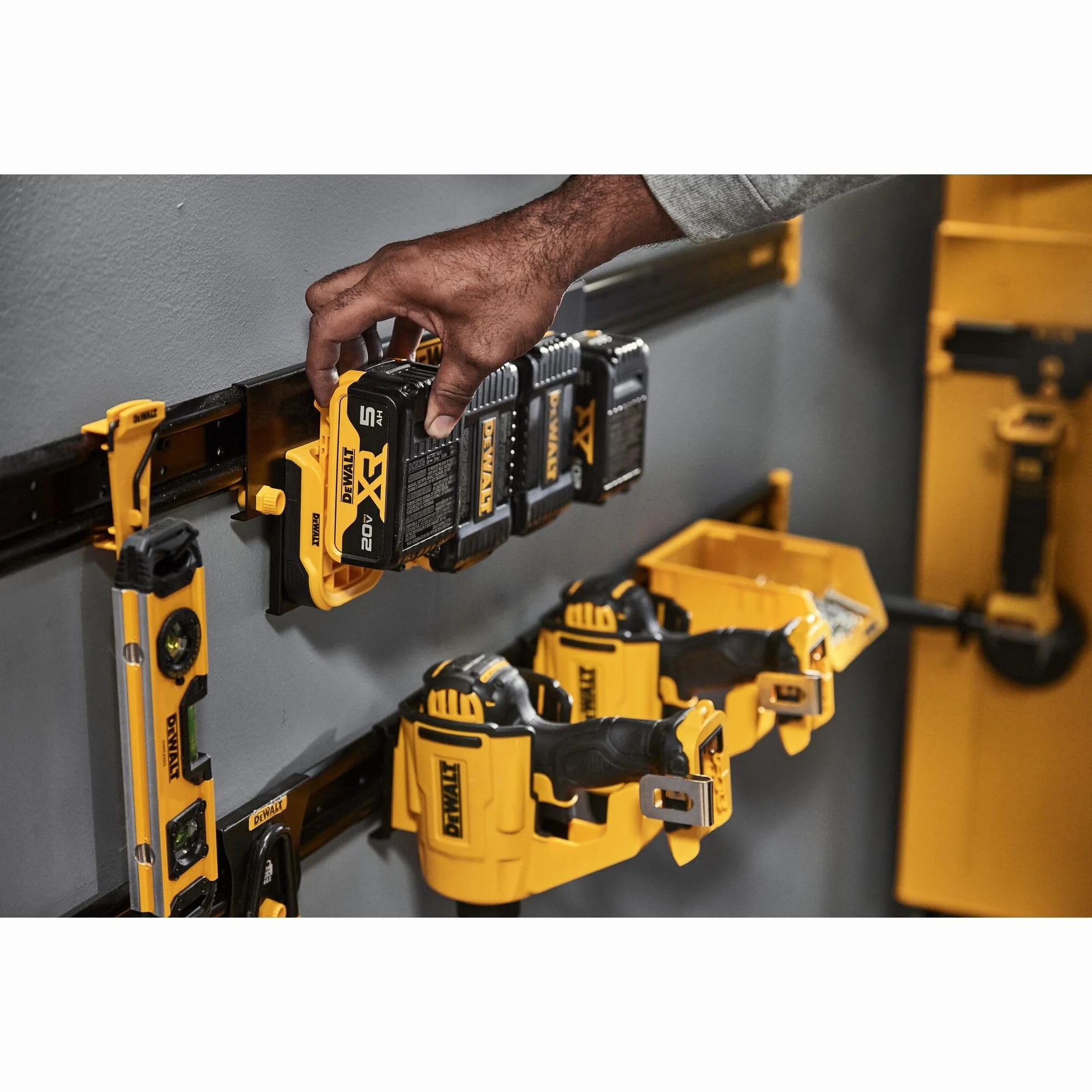DEWALT DWST82821 Organizer per batteria e caricabatterie montaggio su rotaia sistema di archiviazione officina
