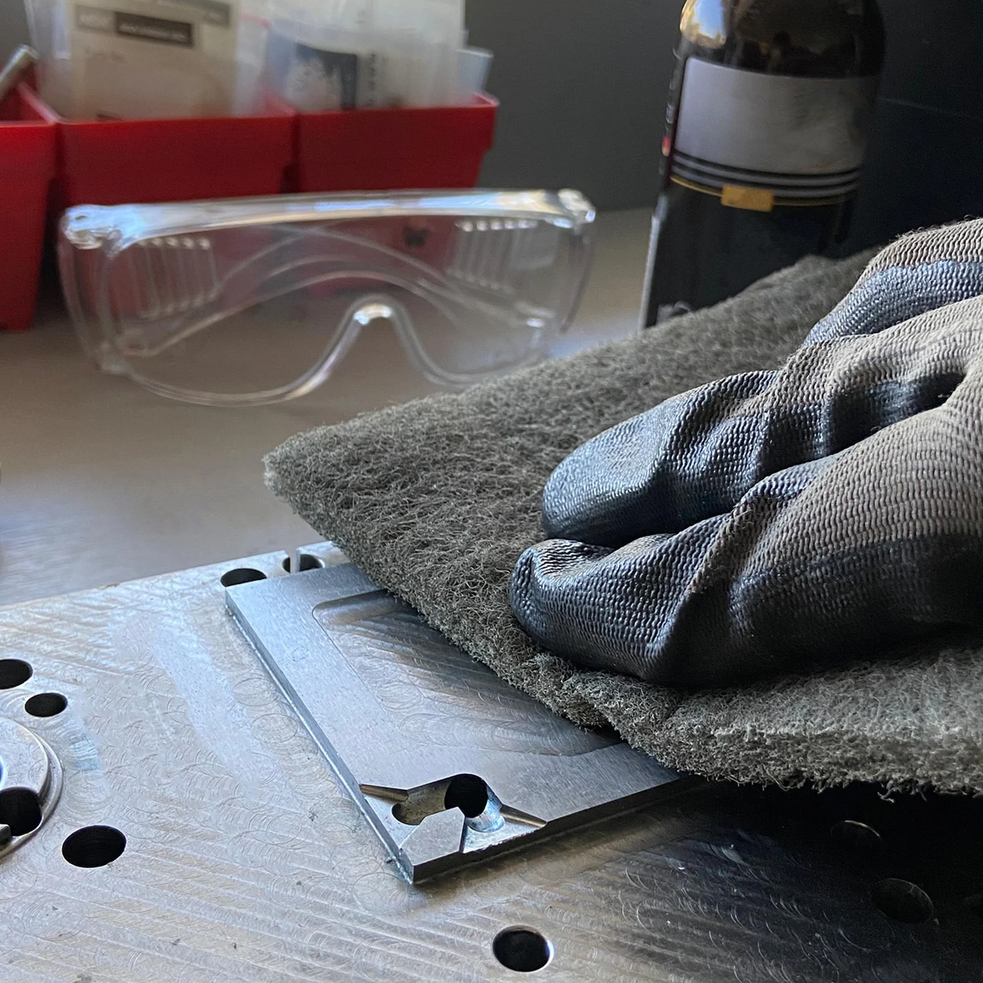 Set di lucidatura (6 pezzi): 3 tubi per polacco in metallo da 75 ml, 150 x 230 mm tampone abrasivo in pile - Molto fine, spazzola per panno da 130 mm, pergolato da 6 mm per spazzole in stoffa