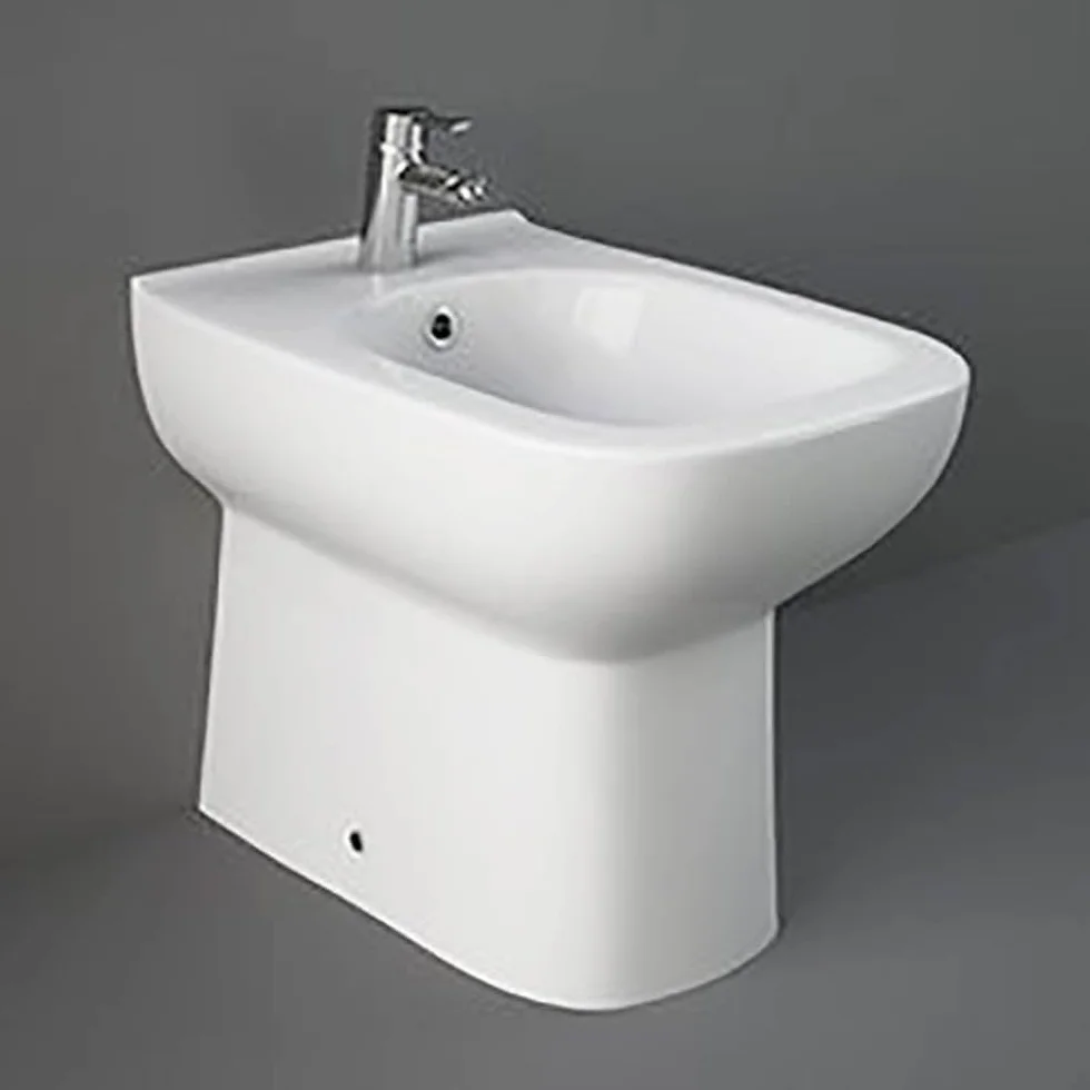 Coppia di sanitari monoblocco con scarico a pavimento e cassetta in ceramica, bidet FILOMURO e copriwc originale, ORIGIN