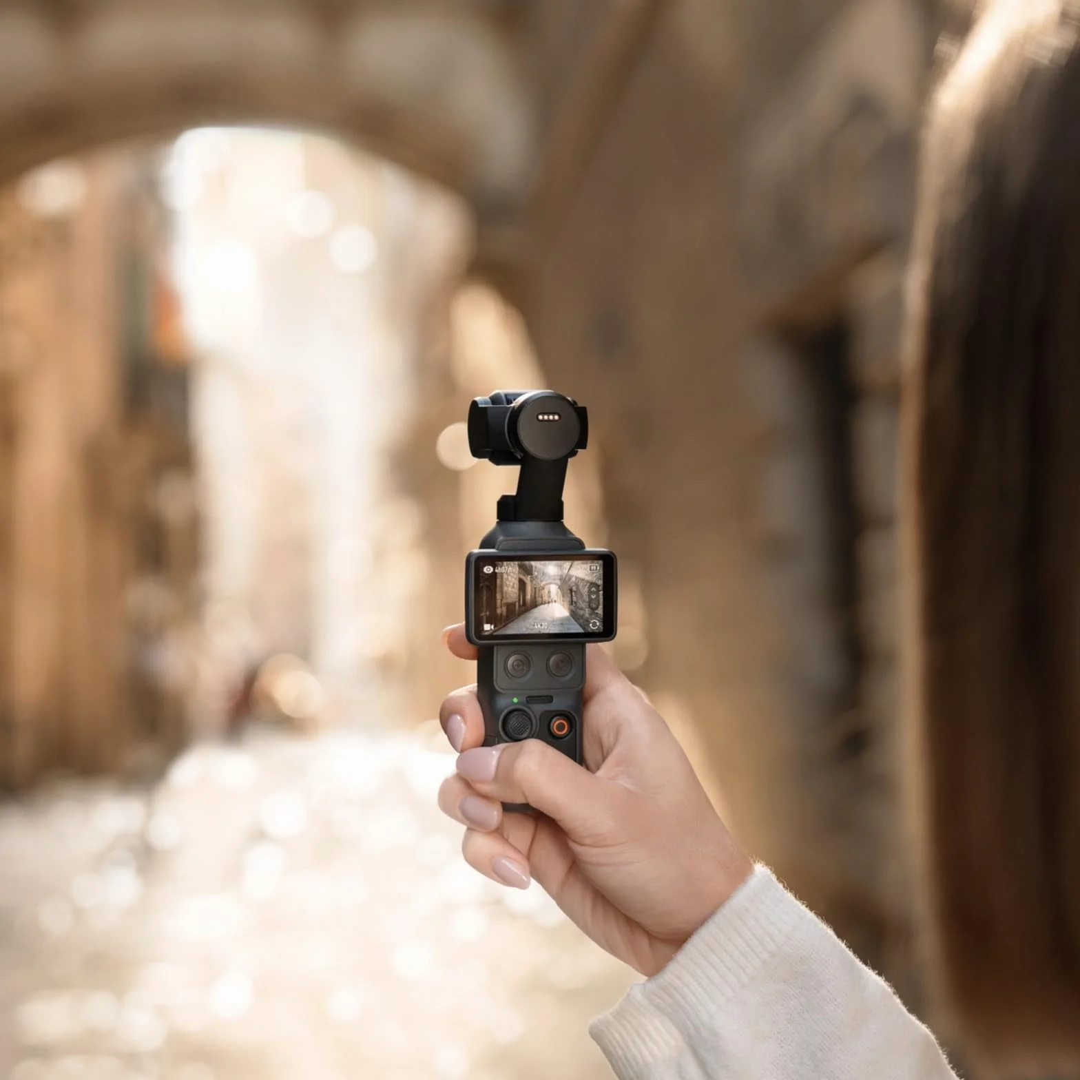 DJI Osmo Pocket 4 Combo Standard, fotocamera stabilizzata tascabile per vlog, CMOS da 1″ e 4K/240fps, stabilizzazione a tre assi, 107 GB di memoria integrata (Standard Combo)