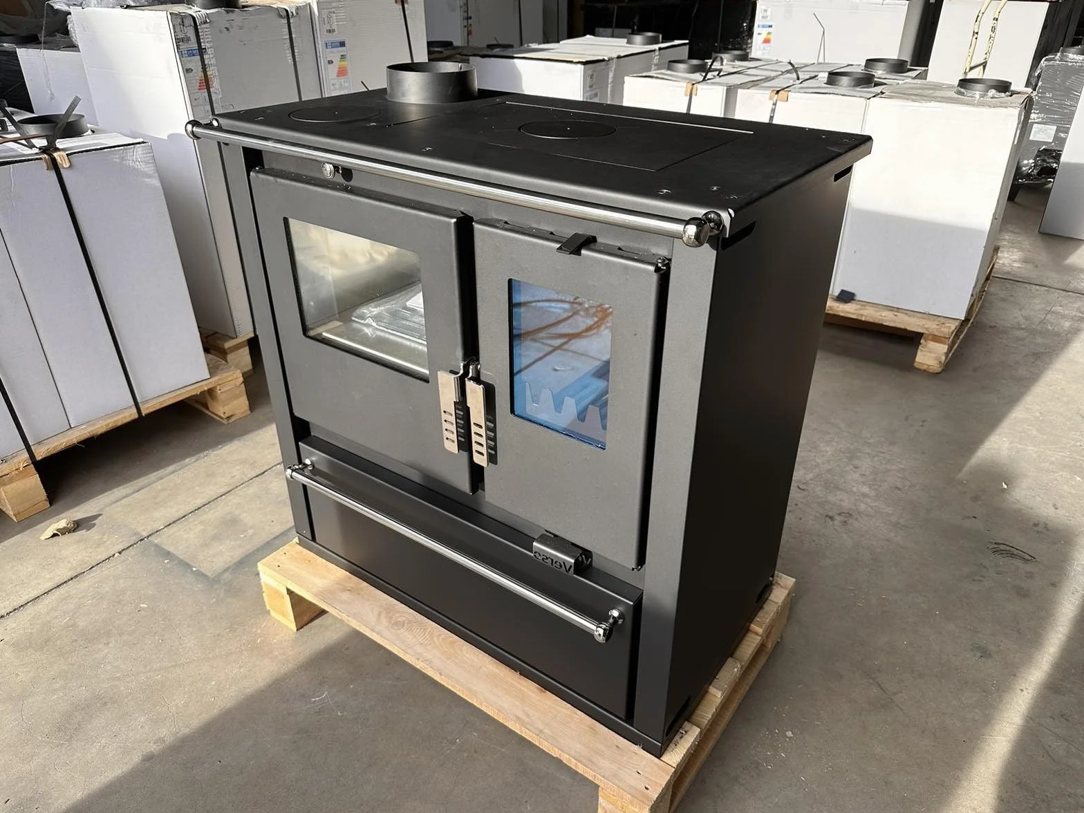 ЕЕЕК А+ Stufa a legna Verso Cs Plus Inox sinistra con 7,7 kW di potenza, ampio vano cottura e design robusto in acciaio inox [