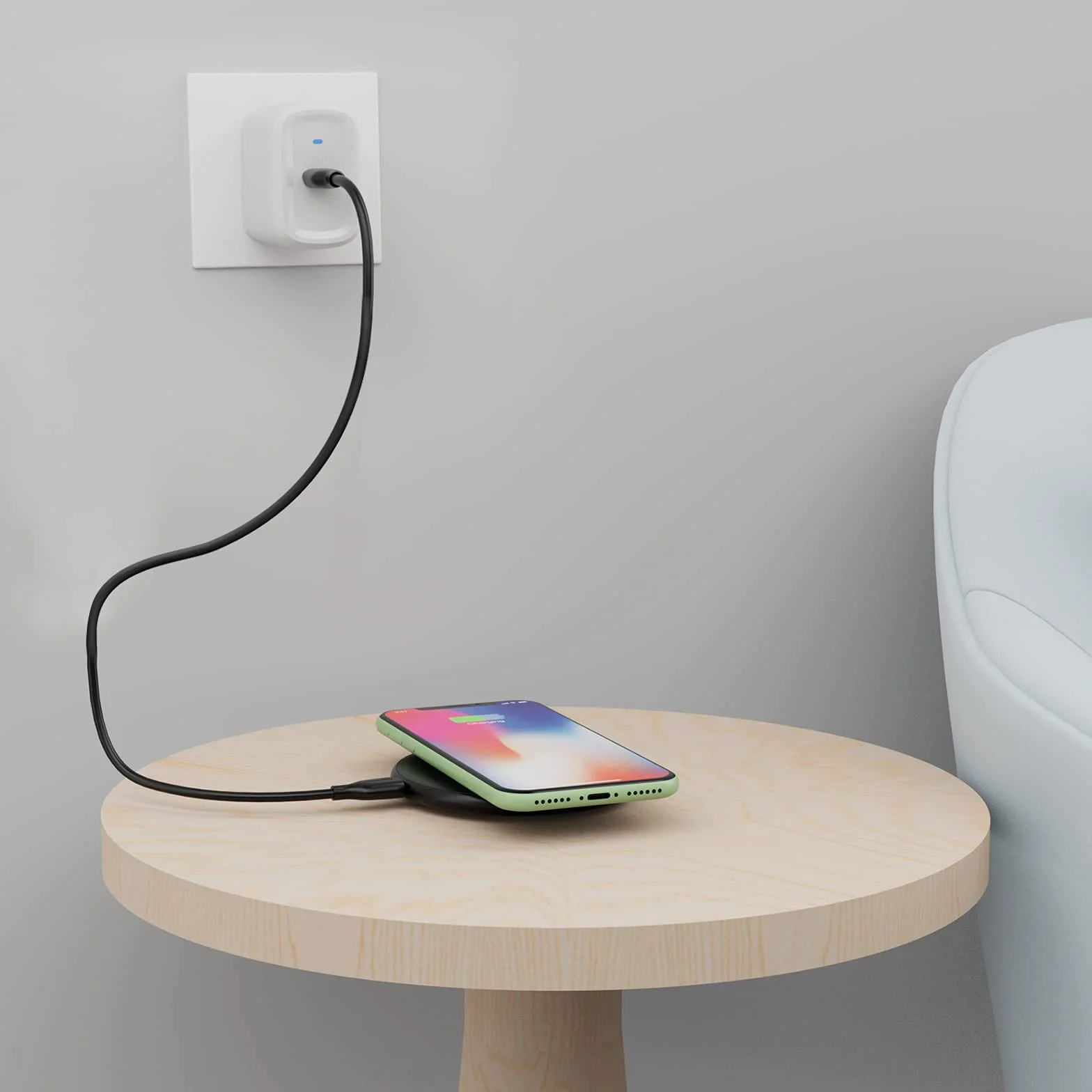 Amazon Basics Tappetino di ricarica wireless certificato Qi da 15 W (iPhone 16/ 15/14/13/12/11/X, Samsung) - Con cavo USB (adattatore CA non incluso) - nero