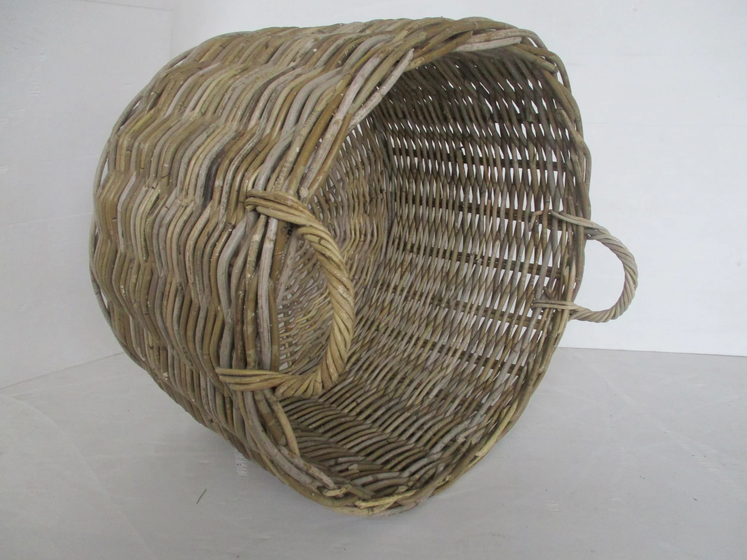 cesto porta legna vimini rotondo cm 57x40 H con manico cm 46 intreccio in robusto giunco le misure non comprendono i manici
