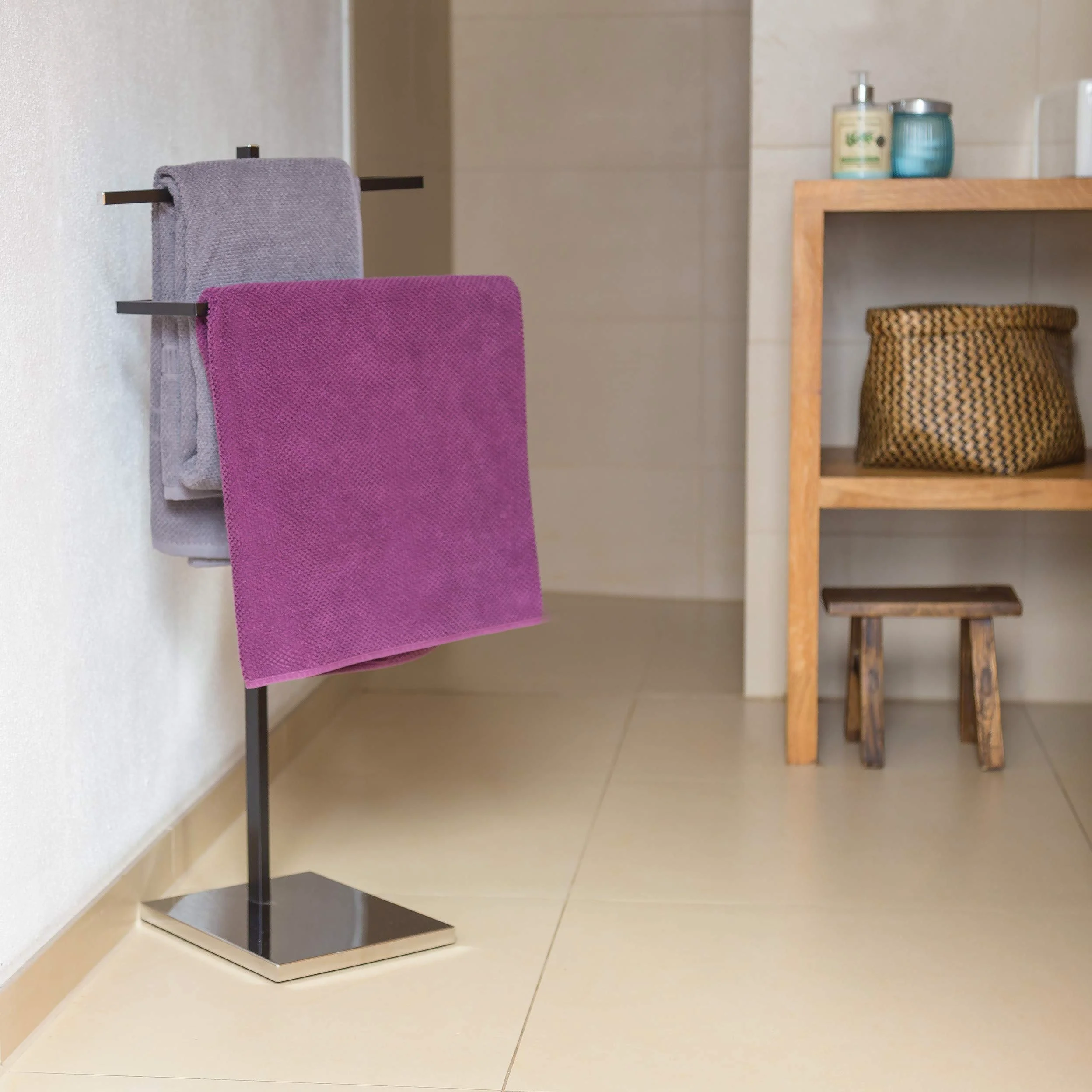 Relaxdays Porta Asciugamani Cromato, da Terra, 2 Braccia, HxLxP: 82x44x28 cm, Portasciugamani in Acciaio Cromato, Nero