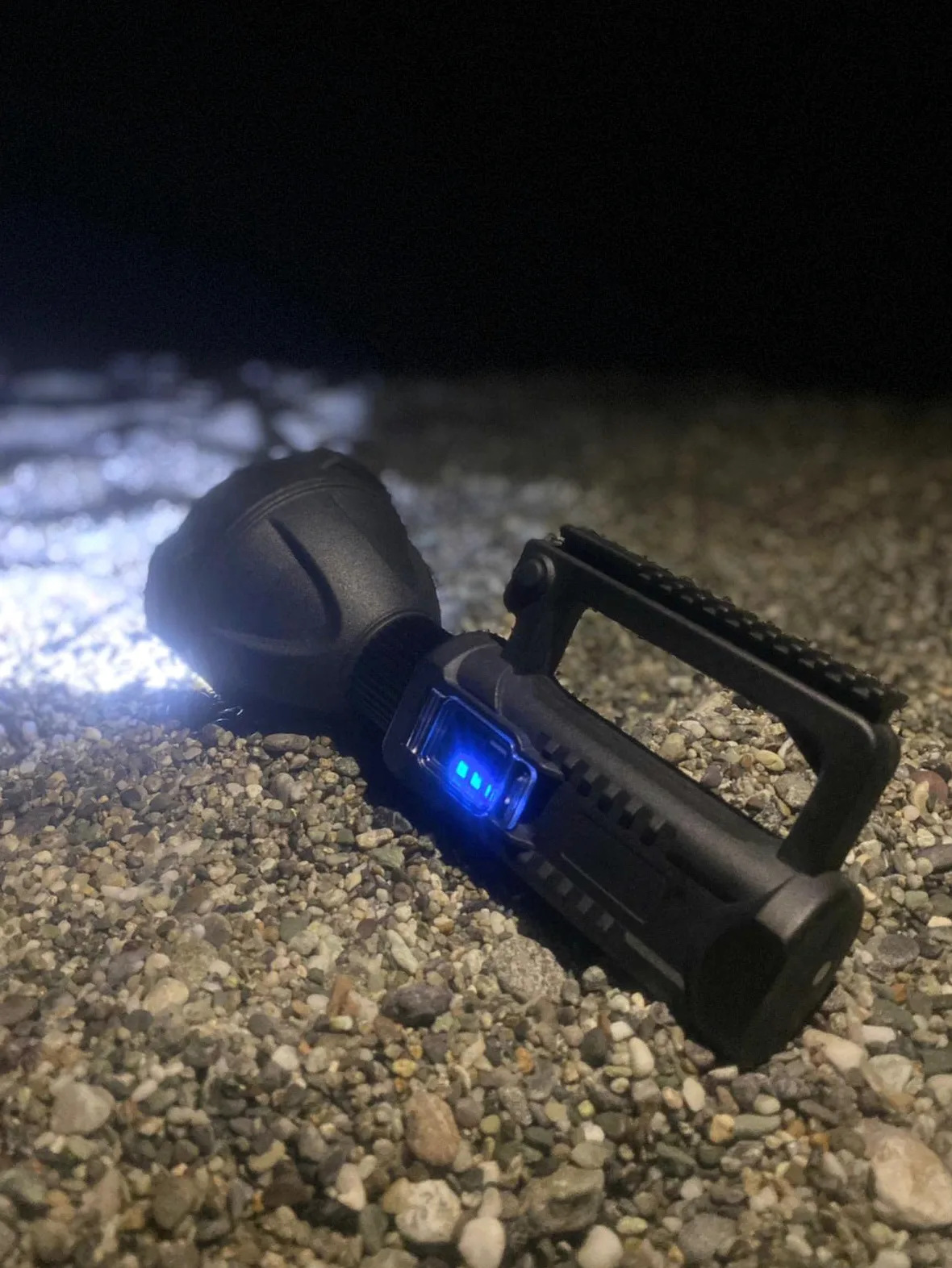 Torcia Led Militare Ricaricabile Powerbank, Lampada Potente 100W 20000 Lumen, Portatile Super Luminosa con 4 Modalità, Luce con Treppiede Supporto, per Pesca Caccia Campeggio Escursionismo Trekking