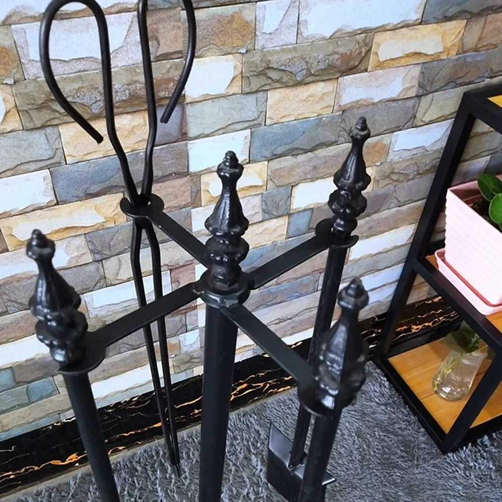 Set di attrezzi per caminetto Strumento di camino in stile europeo Set di accessori da camino a 5 pezzi Pinze da camino Pinze da poker Base Base e pennello in ferro battuto decorazione del camino nero