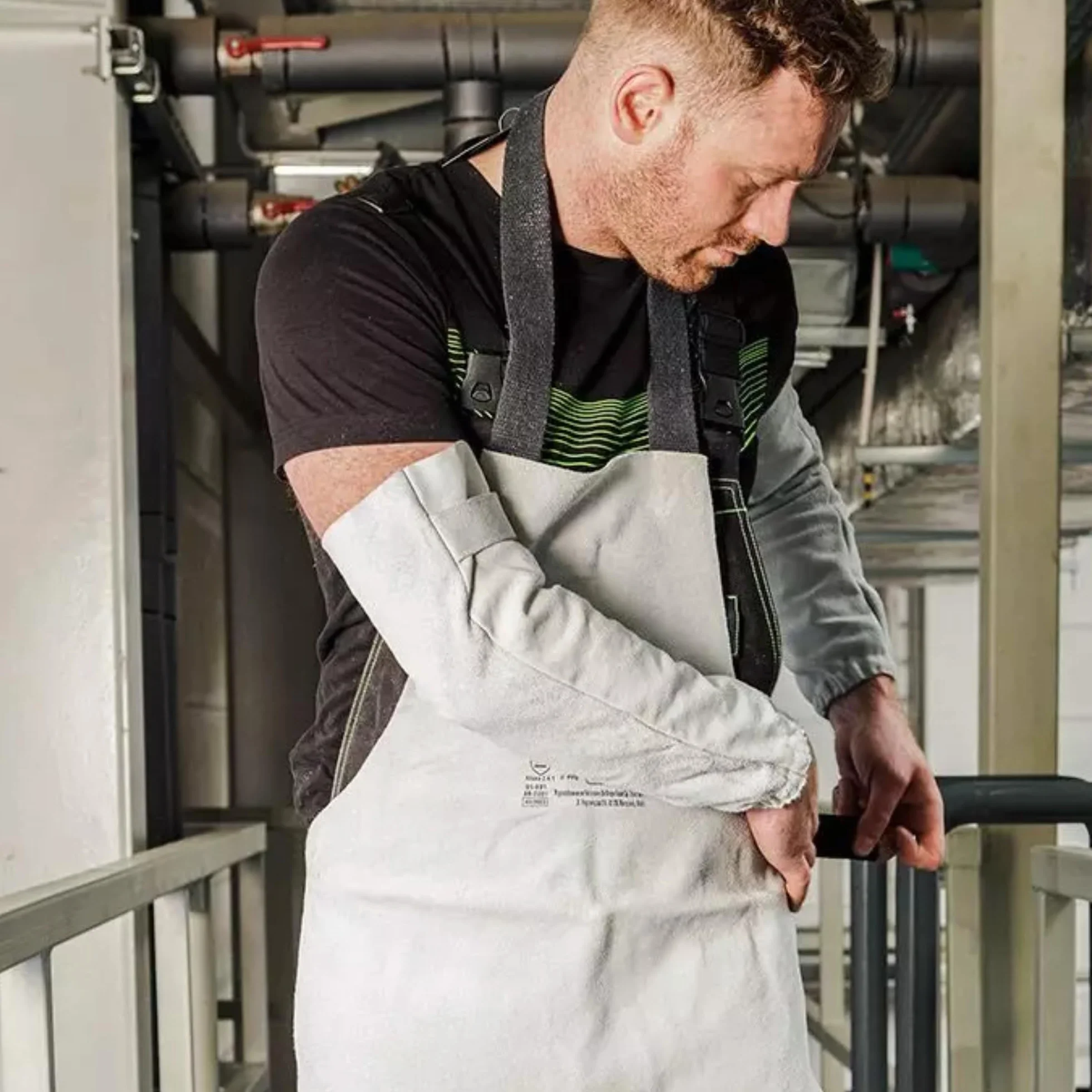 NEO TOOLS Grembiule da saldatura in pelle di alta qualità 60 x 90 cm Protezione robusta per lavori di saldatura Resistente al calore e ignifugo Cintura regolabile per collo e cintura in vita