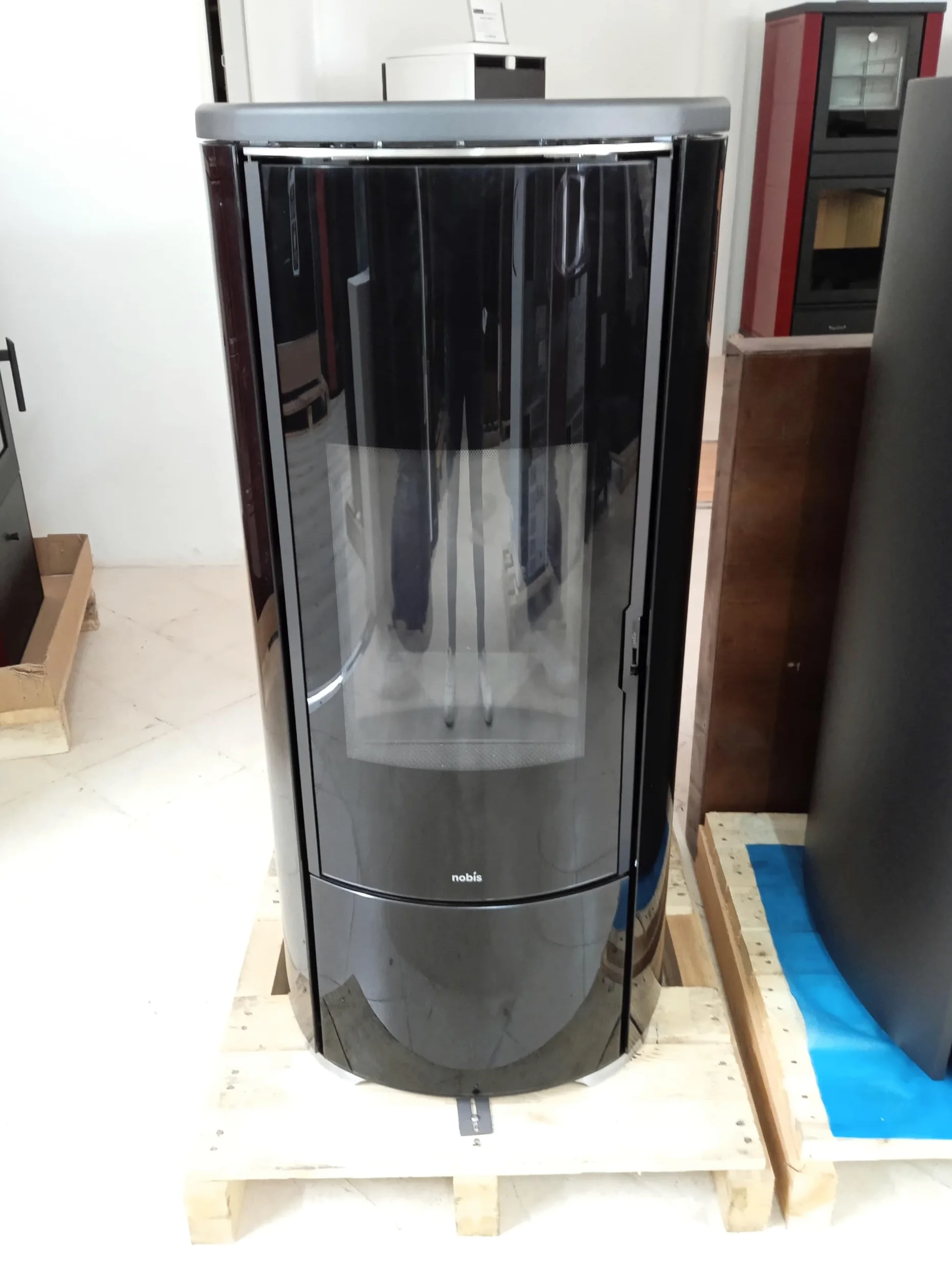 Termostufa a pellet Nobis modello H12 V Shape Glass