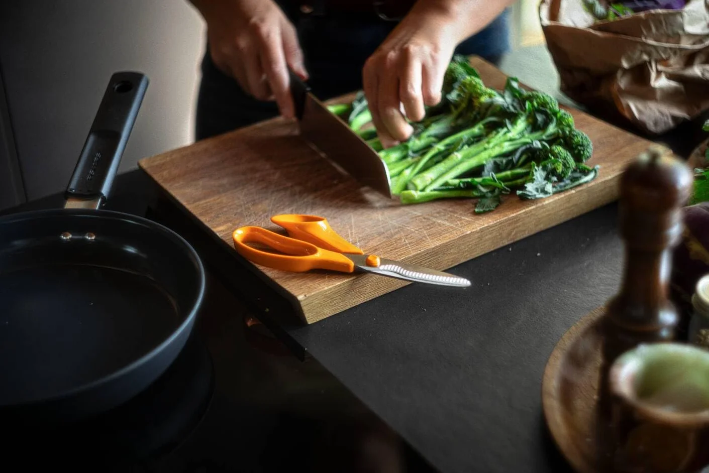 Fiskars Classic Forbici da Cucina, Lame Seghettate, Per Destrimani, Lunghezza Totale: 18,7 cm, Vite Torx Migliorata e Impugnatura più Ergonomica, Qualità Acciaio/Plastica, Arancione, 1075051